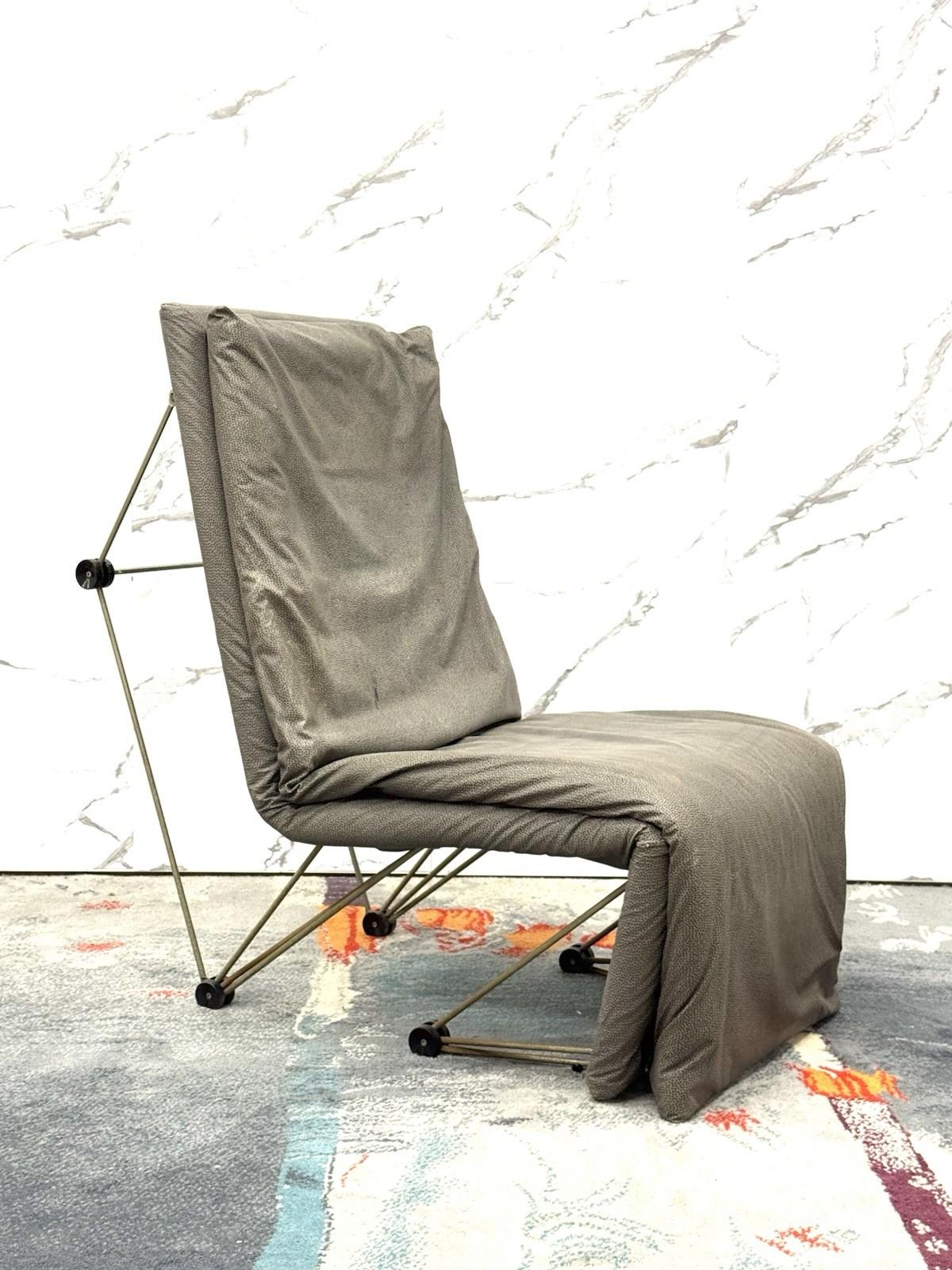 Lounge Chair Poltrona Geometric Design Postmodern Modernariato 1980’s.

Rarissima quanto unica Poltrona dal design post moderno ma soprattutto geometrico.

La Poltrona assume diverse posizioni, dalla classica seduta a quella di una Lounge Chair, per
