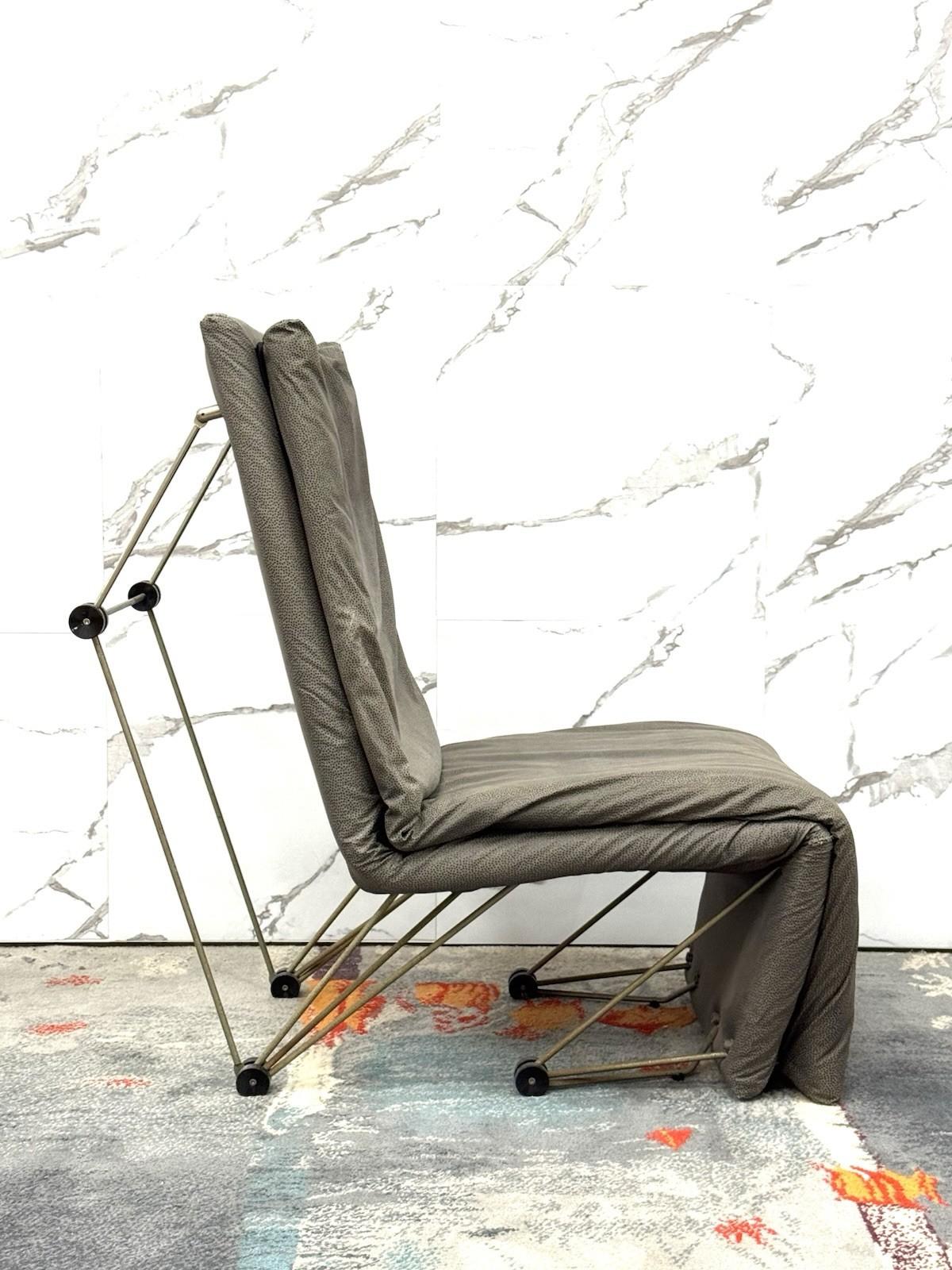 Lounge Chair Poltrona Geometric Design Postmodern Modernariato 1980’s (Postmoderne) im Angebot