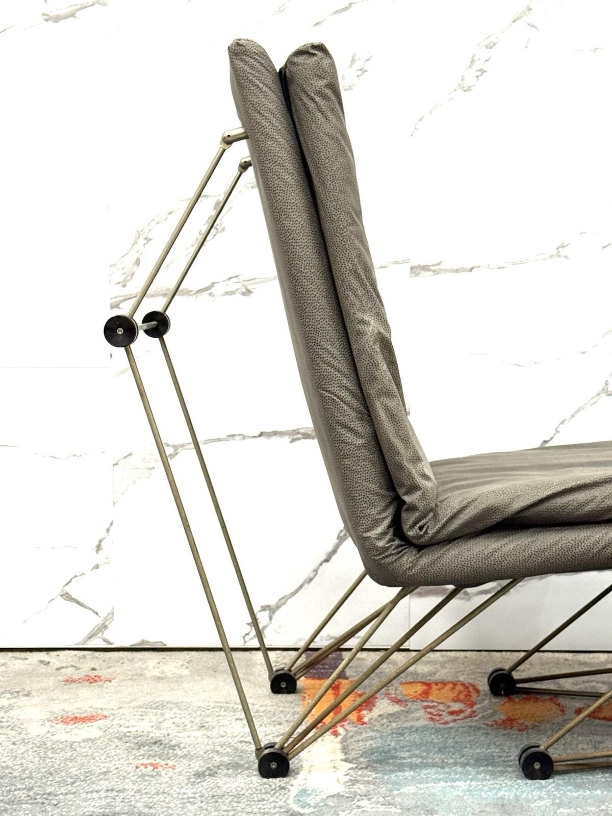 Lounge Chair Poltrona Geometric Design Postmodern Modernariato 1980’s (Late 20th Century) im Angebot