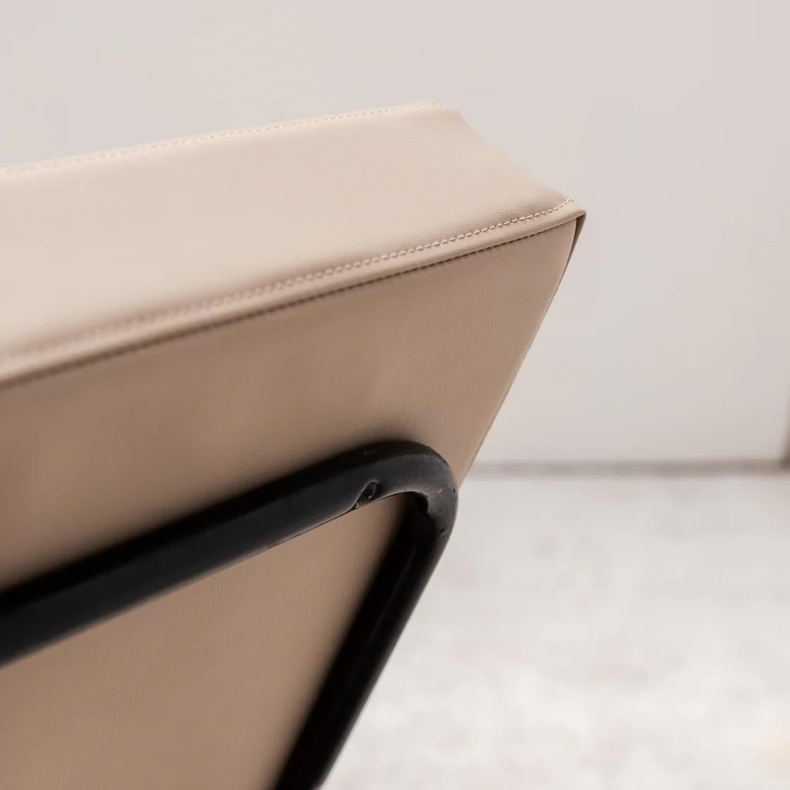 Chaise longue set of 2by Pierre Guariche en vente 4