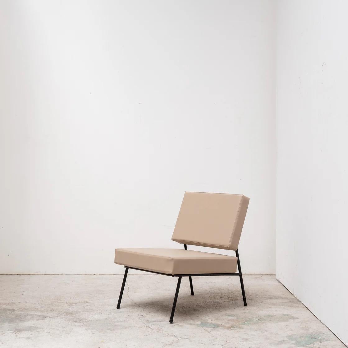 Cette chaise longue a été conçue par le Français Pierre Guariche. Il est doté d'un cadre en acier au design girly. Taille parfaite et confort pour s'asseoir.
Le cuir a été retapissé.