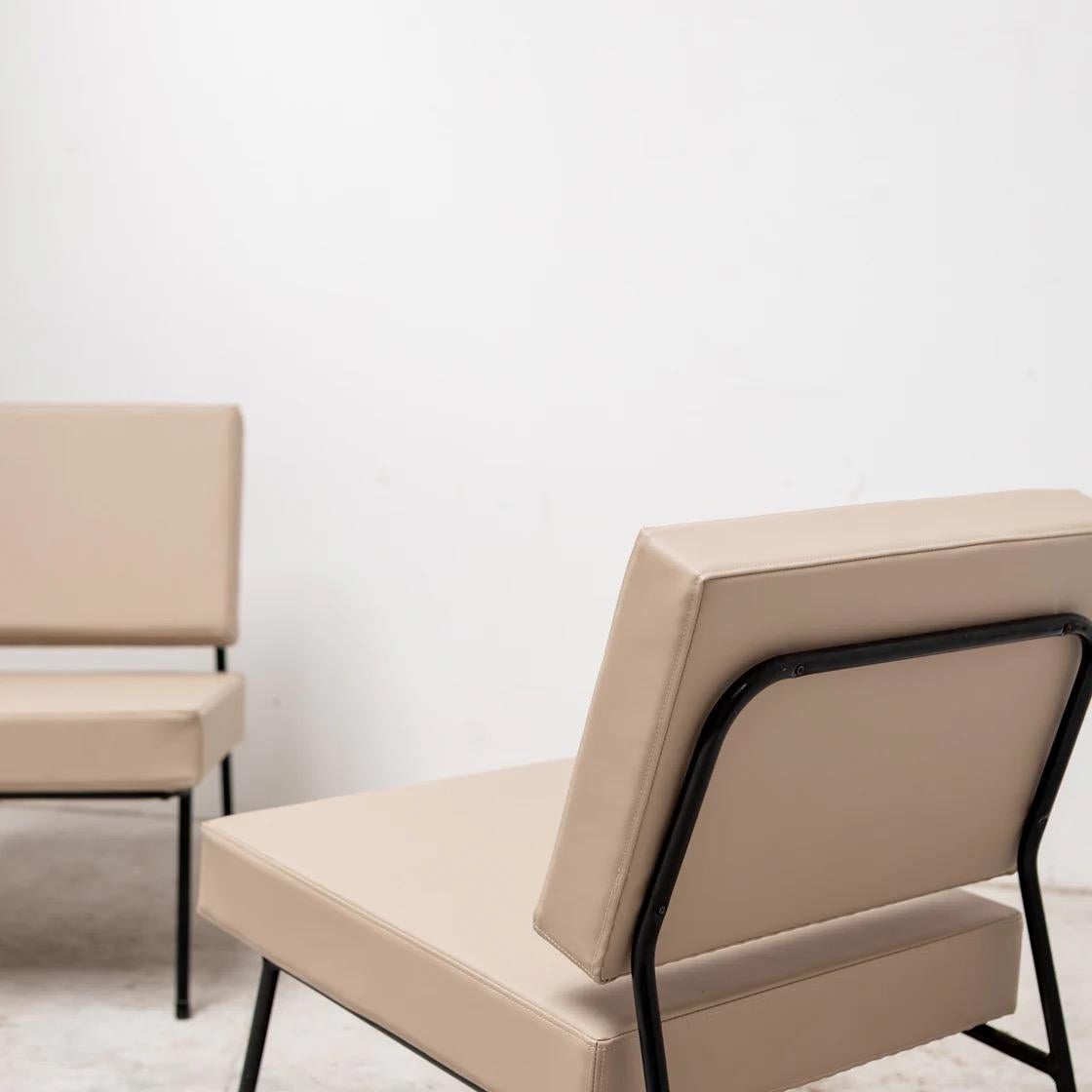 Milieu du XXe siècle Chaise longue set of 2by Pierre Guariche en vente