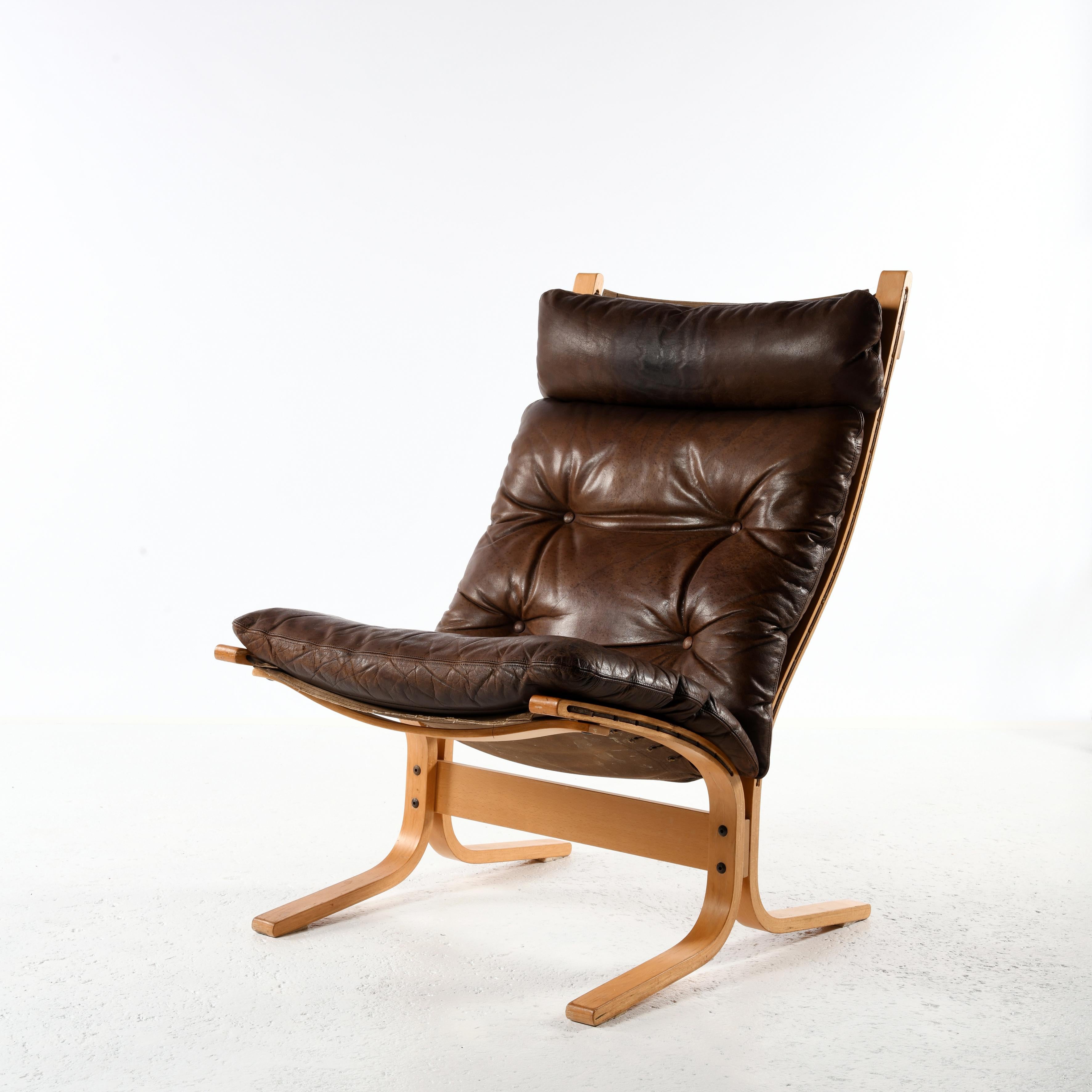 Siesta lounge chair, designed by Ingmar Relling (1920-2002) in 1965. Curved multi-ply beech frame, canvas stretched with rope and leather cushion. Frame and fabric in perfect condition, leather cushion with traces of use and patina.
Its evocative