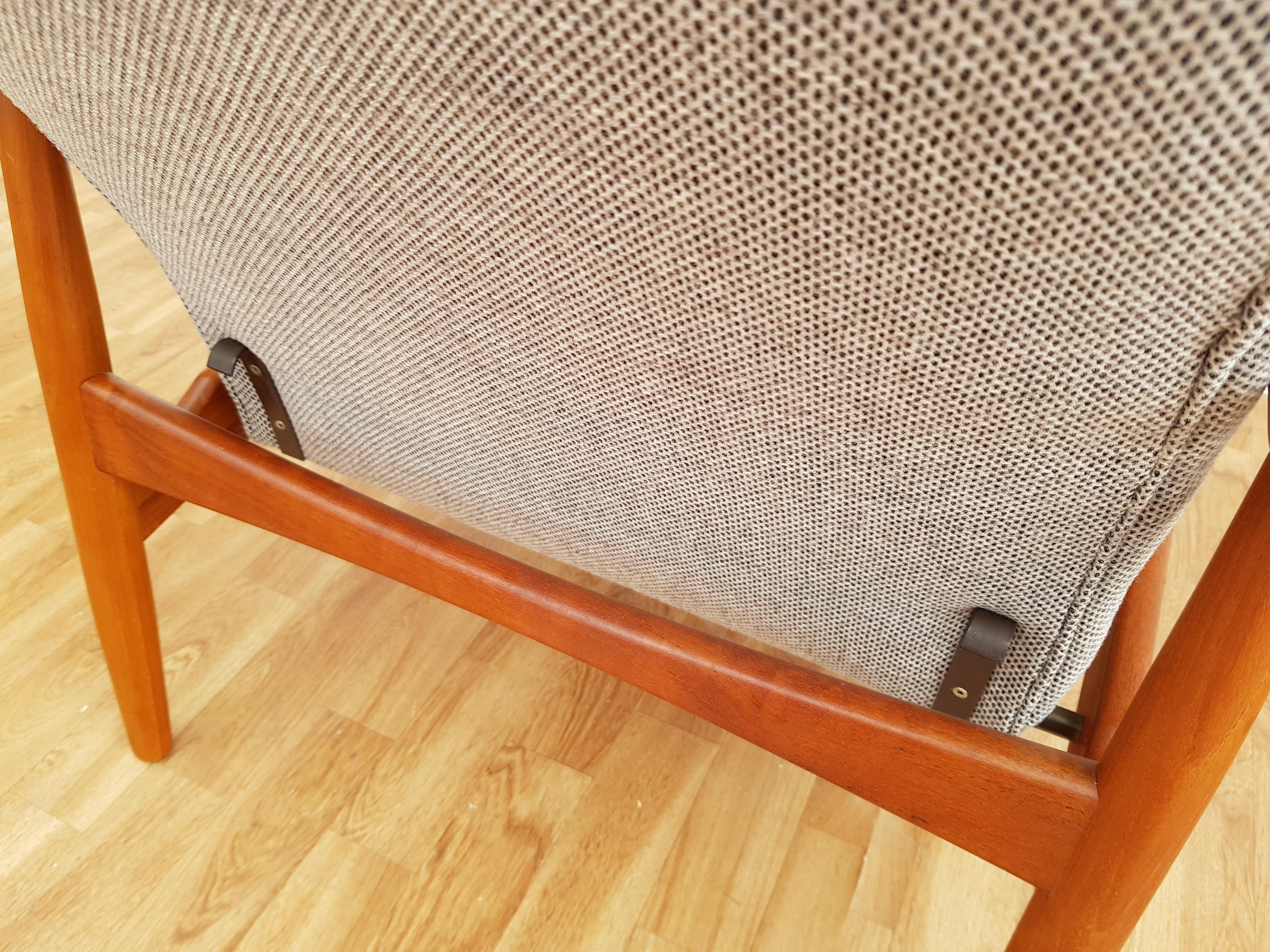Danish Design, Lounge Chair by Søren J. Ladefoged & Søn, Wool, Teak, Restored For Sale 4