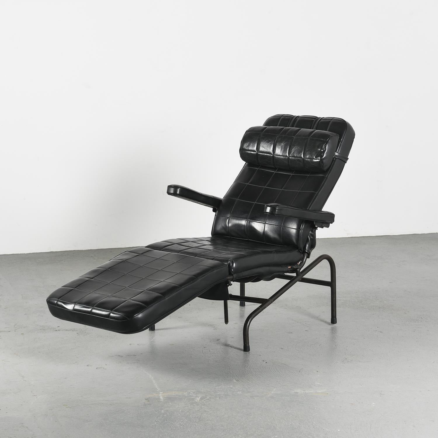  Lounge Chair 