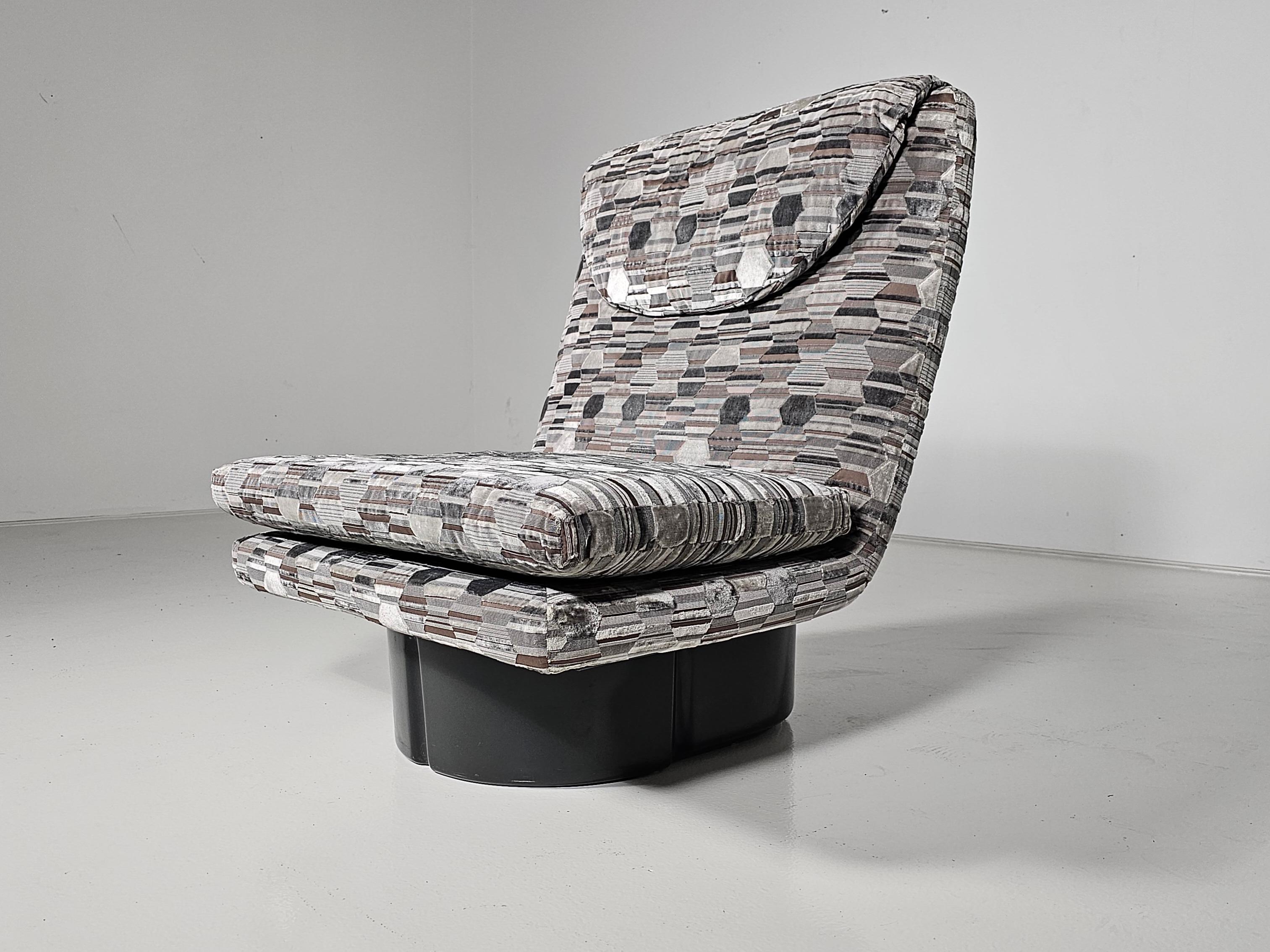 Chaise longue confortable faisant partie de la série 175 conçue par AT&T et G&T. Vitelli. Rembourré dans un superbe tissu texturé Zinc. Avec base en acrylique moulé gris acier. Super confortable. Rayures visibles sur le cadre acrylique.

