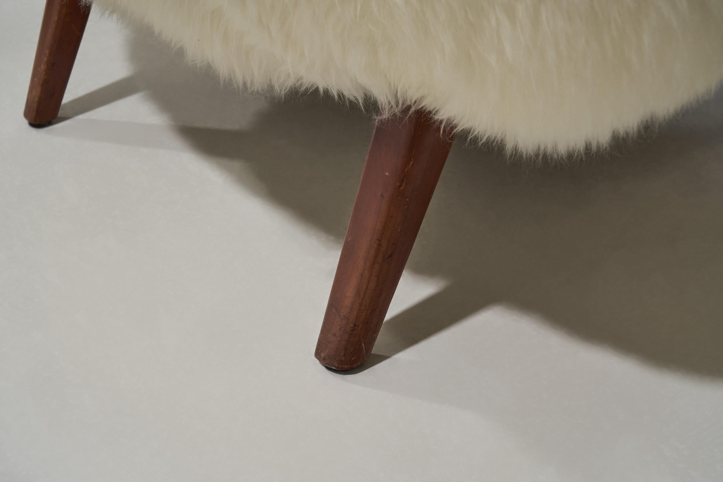 Mit Off-White Schafsfell gepolsterter Sessel, Dänemark 1960er Jahre im Angebot 10