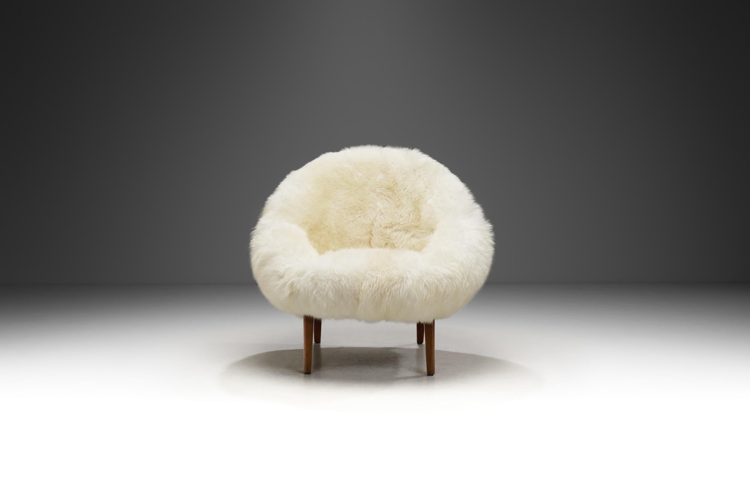 Mit Off-White Schafsfell gepolsterter Sessel, Dänemark 1960er Jahre (Moderne der Mitte des Jahrhunderts) im Angebot