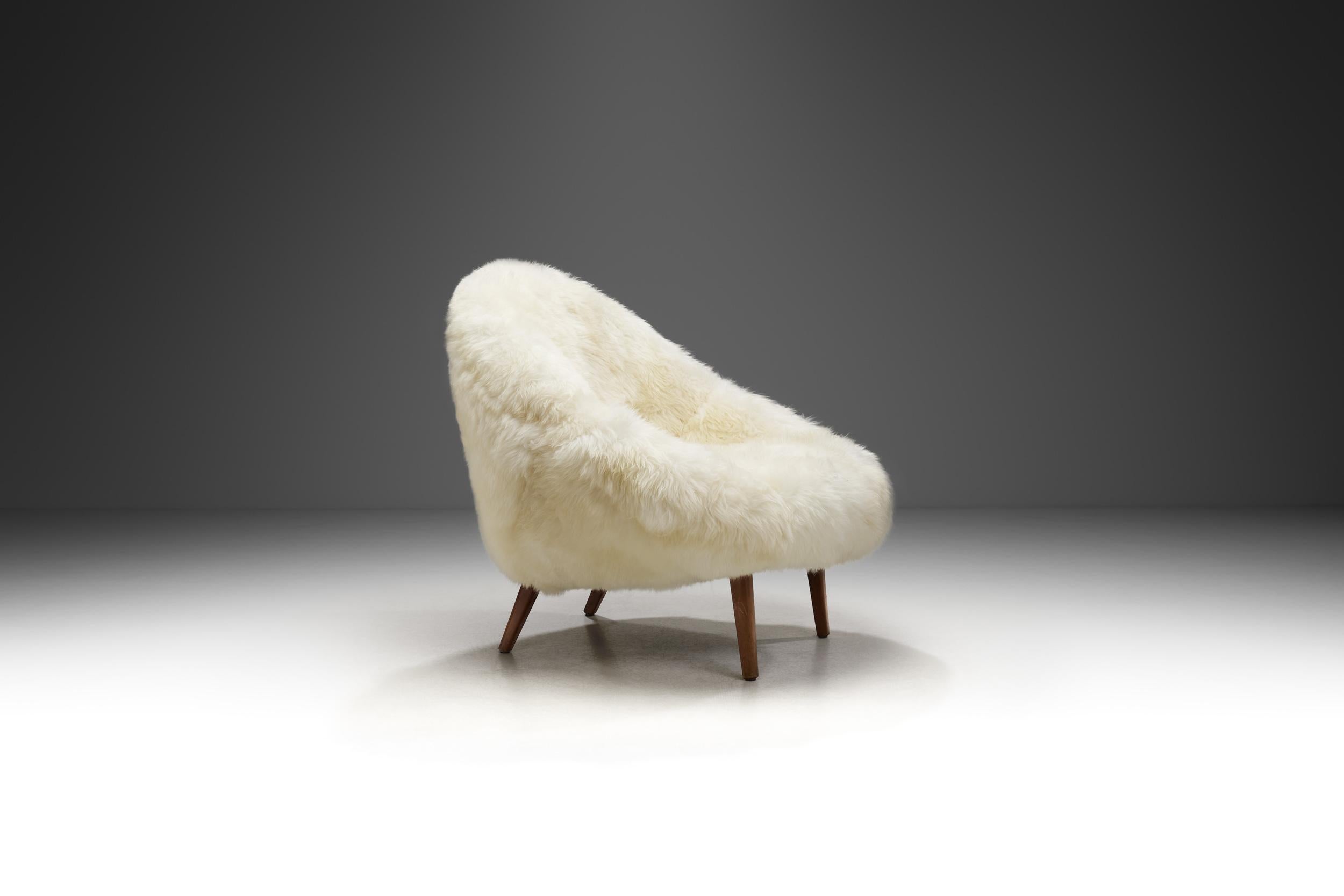 Mit Off-White Schafsfell gepolsterter Sessel, Dänemark 1960er Jahre (Dänisch) im Angebot