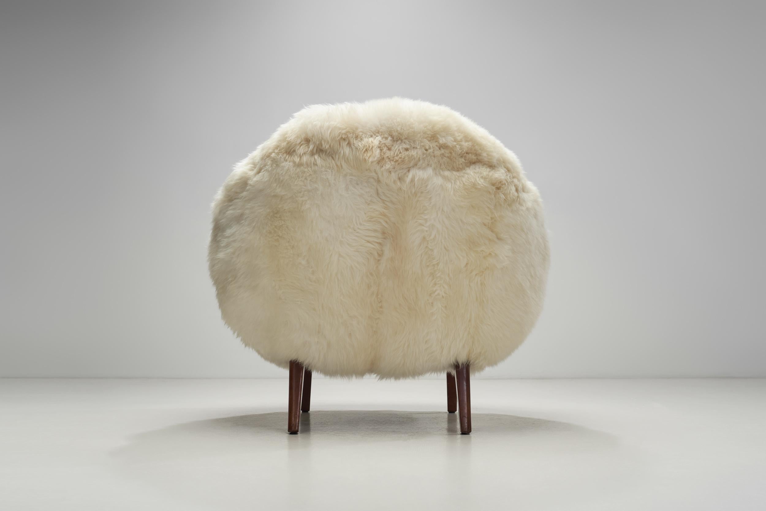 Mit Off-White Schafsfell gepolsterter Sessel, Dänemark 1960er Jahre (Schaffell und Schafleder) im Angebot