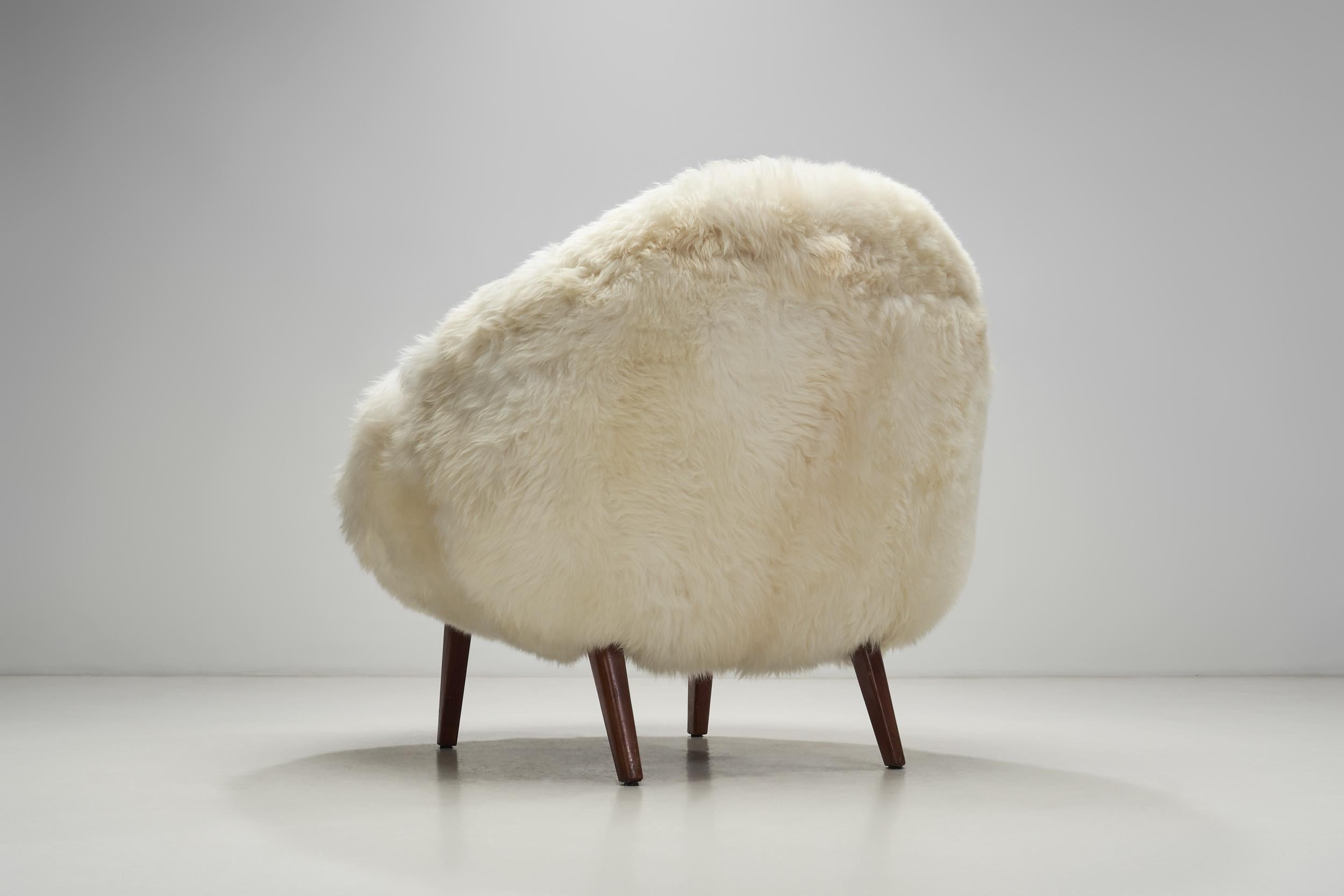 Mit Off-White Schafsfell gepolsterter Sessel, Dänemark 1960er Jahre im Angebot 1