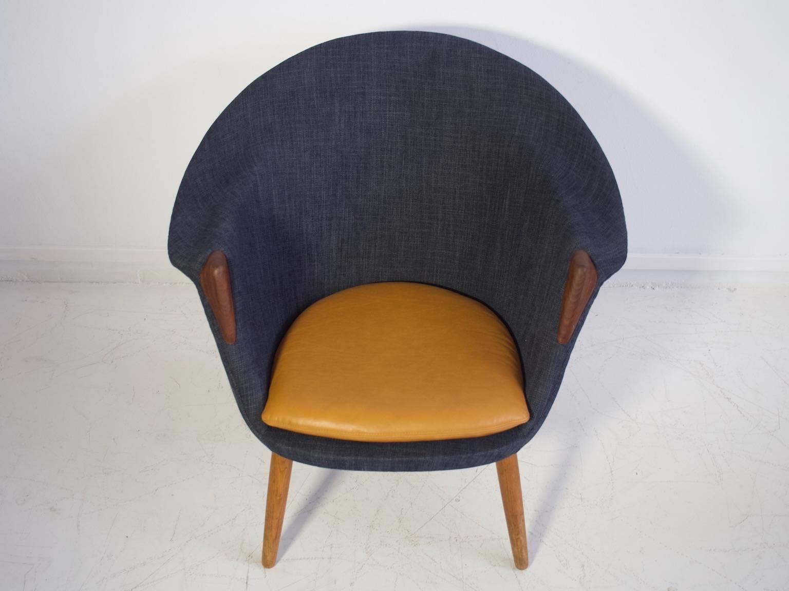 Mid-Century Modern Lounge Chair Upholstered with Dark Blue Fabric and Cognac Leather on Oak Legs