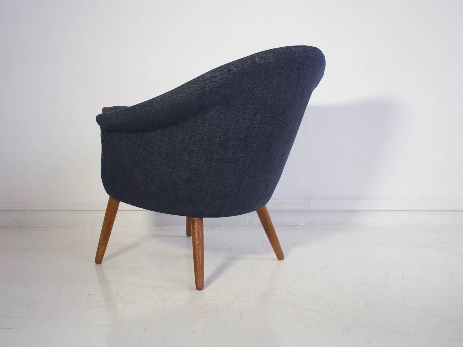 Lounge Chair Upholstered with Dark Blue Fabric and Cognac Leather on Oak Legs In Good Condition In Madrid, ES