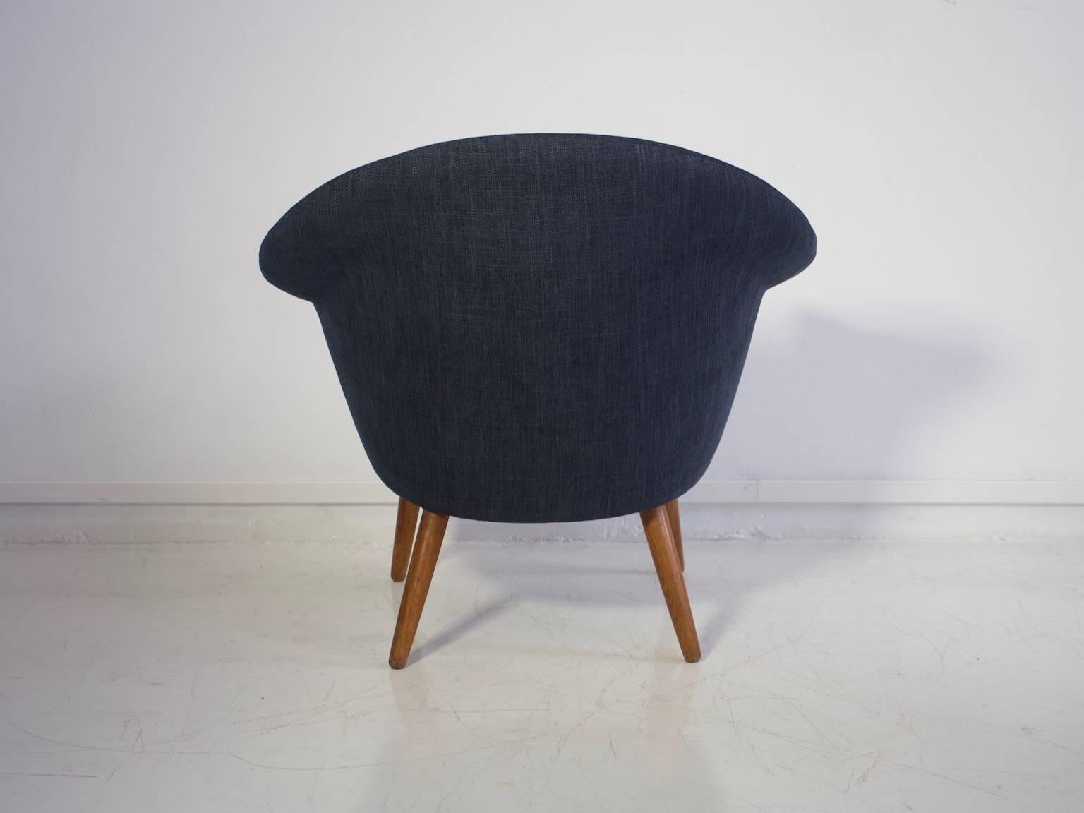 20th Century Lounge Chair Upholstered with Dark Blue Fabric and Cognac Leather on Oak Legs