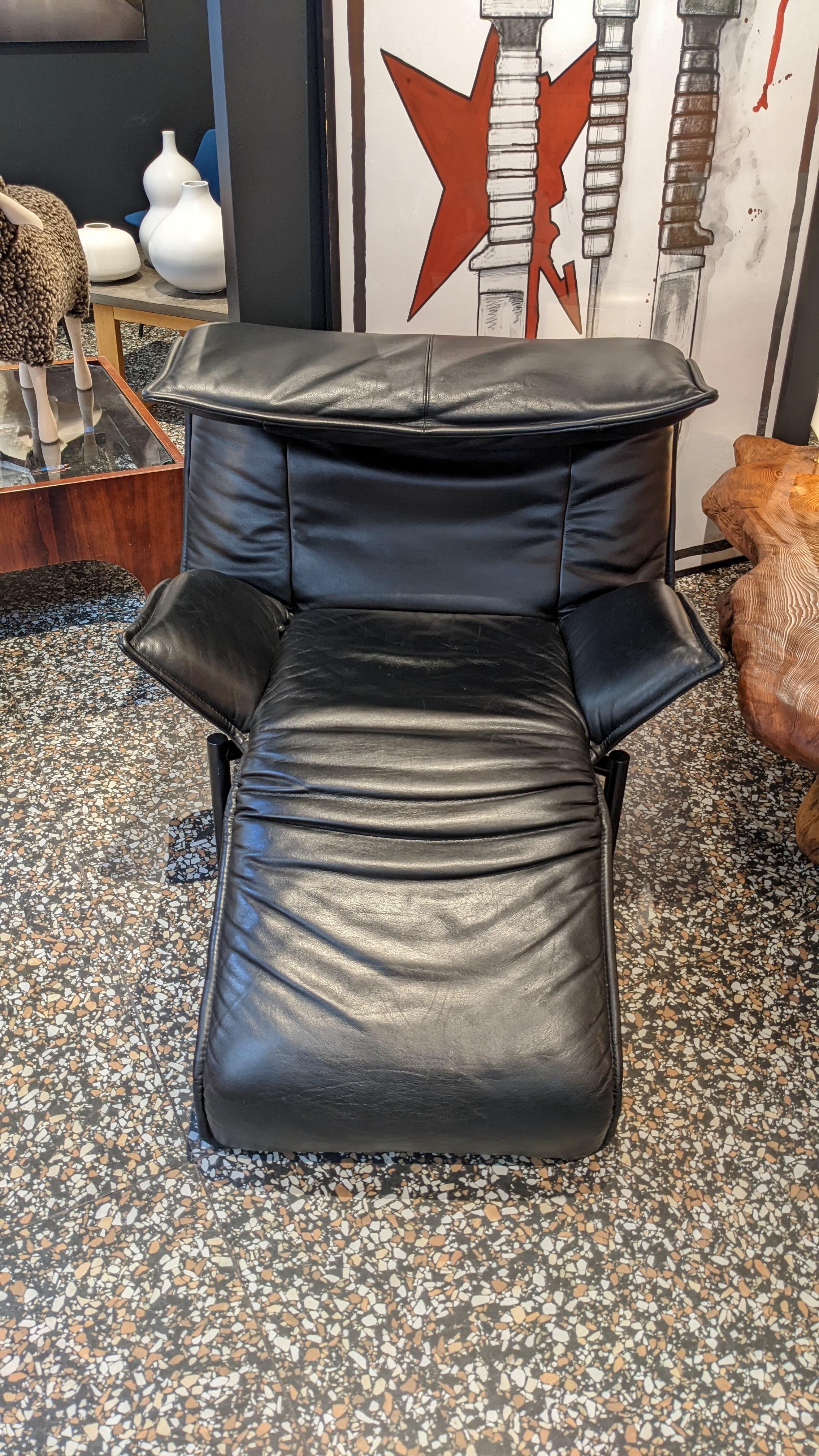 This comfortable lounge chair with the model name ‘Veranda’ was designed by Italian designer Vico Magistretti in 1983. It can be adjusted in different position and invites to relax.

The chair sits on black tubular feet and is upholstered in black