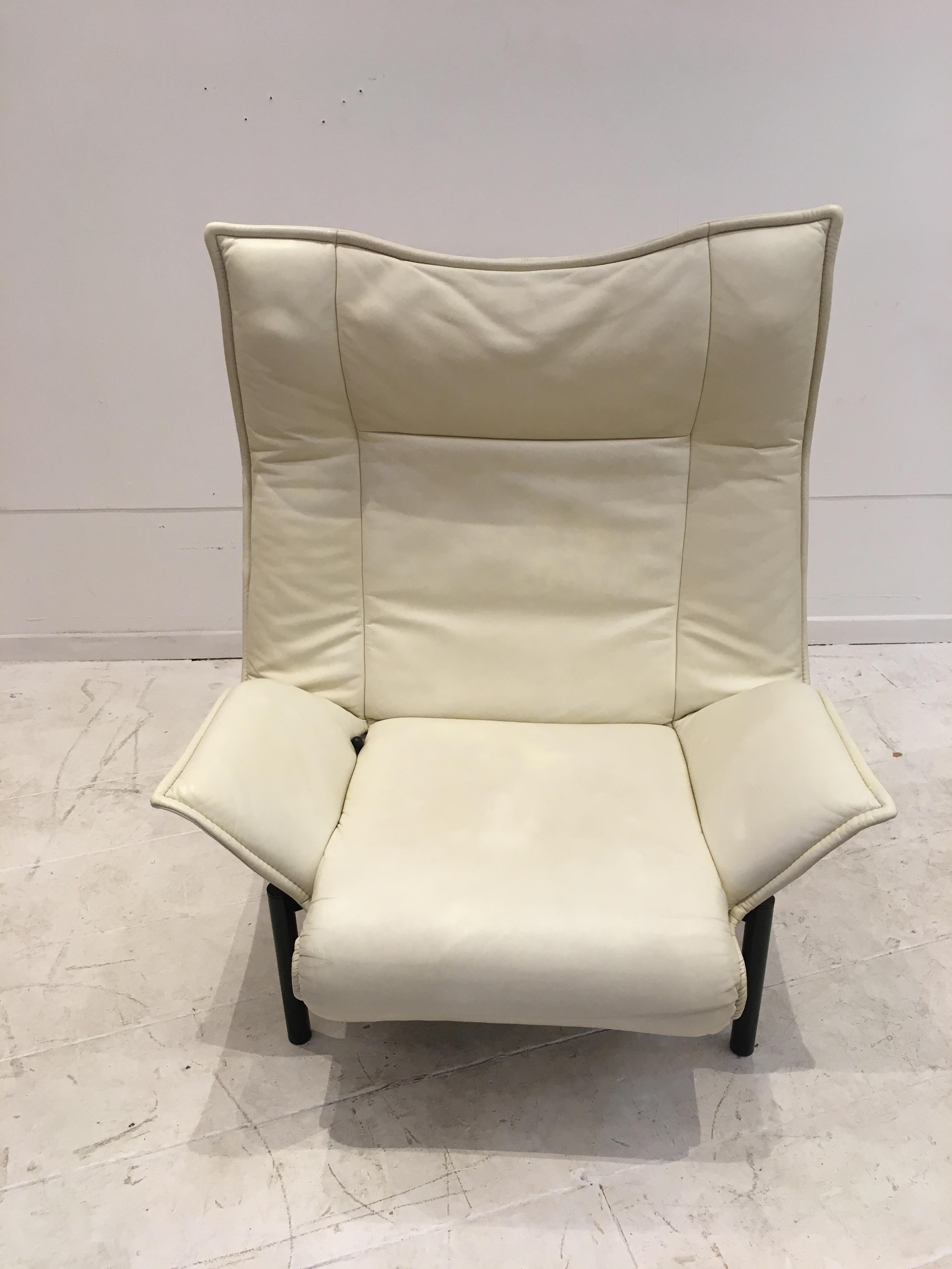 Lounge Chair 'White' by Vico Magistretti for Cassina In Good Condition For Sale In Brussels, BE