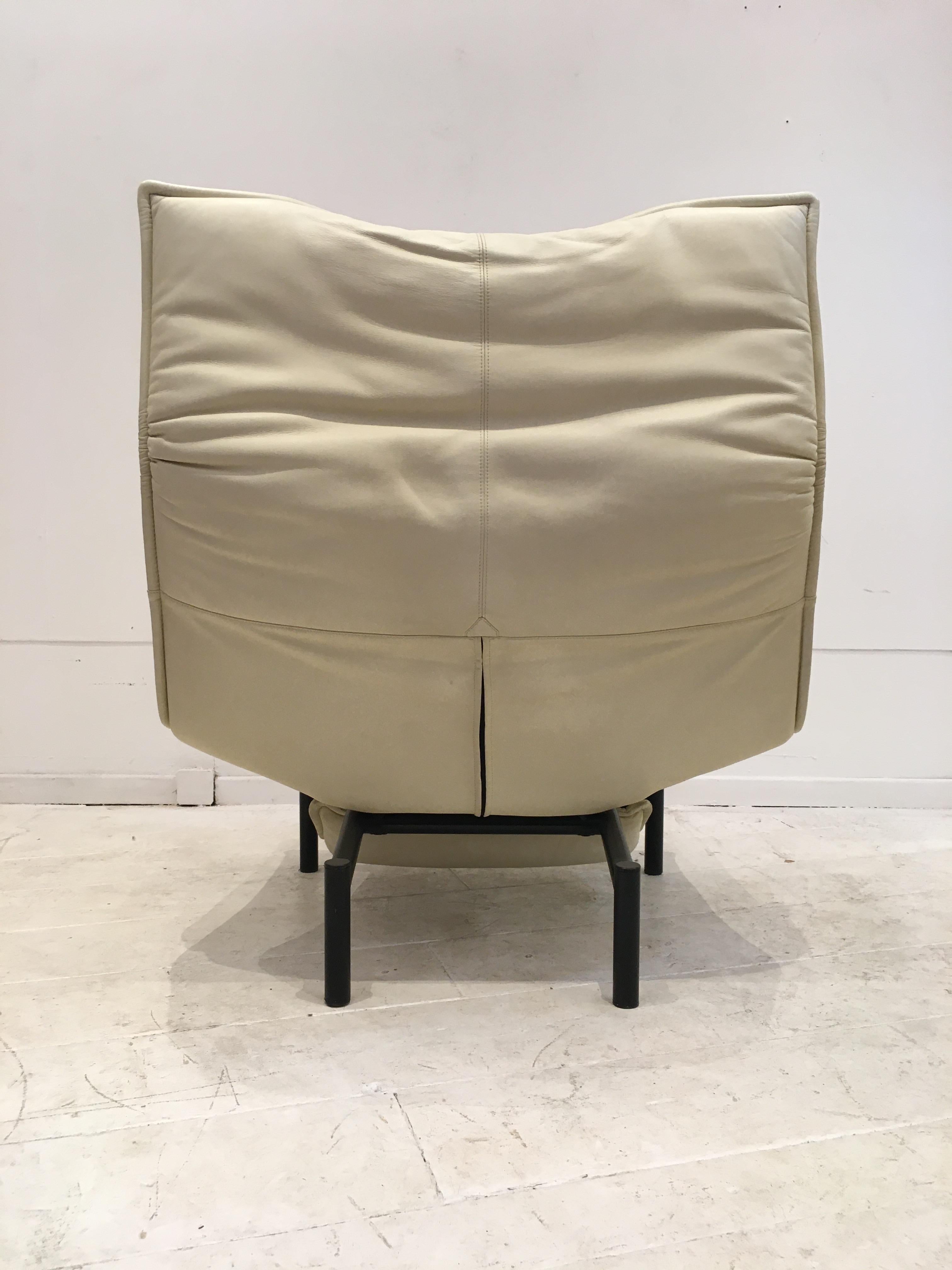 Fauteuil de salon blanc de Vico Magistretti pour Cassina en vente 1