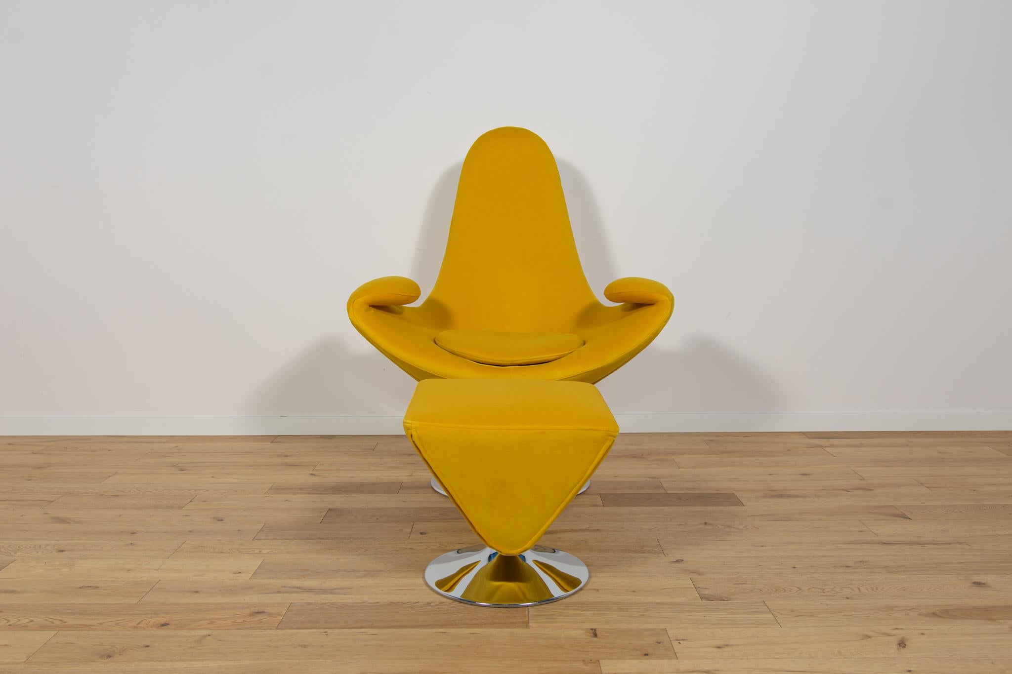 Un sillón con reposapiés de forma única en el estilo de la Era Espacial, producido por la fábrica MayFame en los primeros años del siglo XXI. El sillón, con una interesante forma sacada directamente de las películas futuristas, ha sido sometido a
