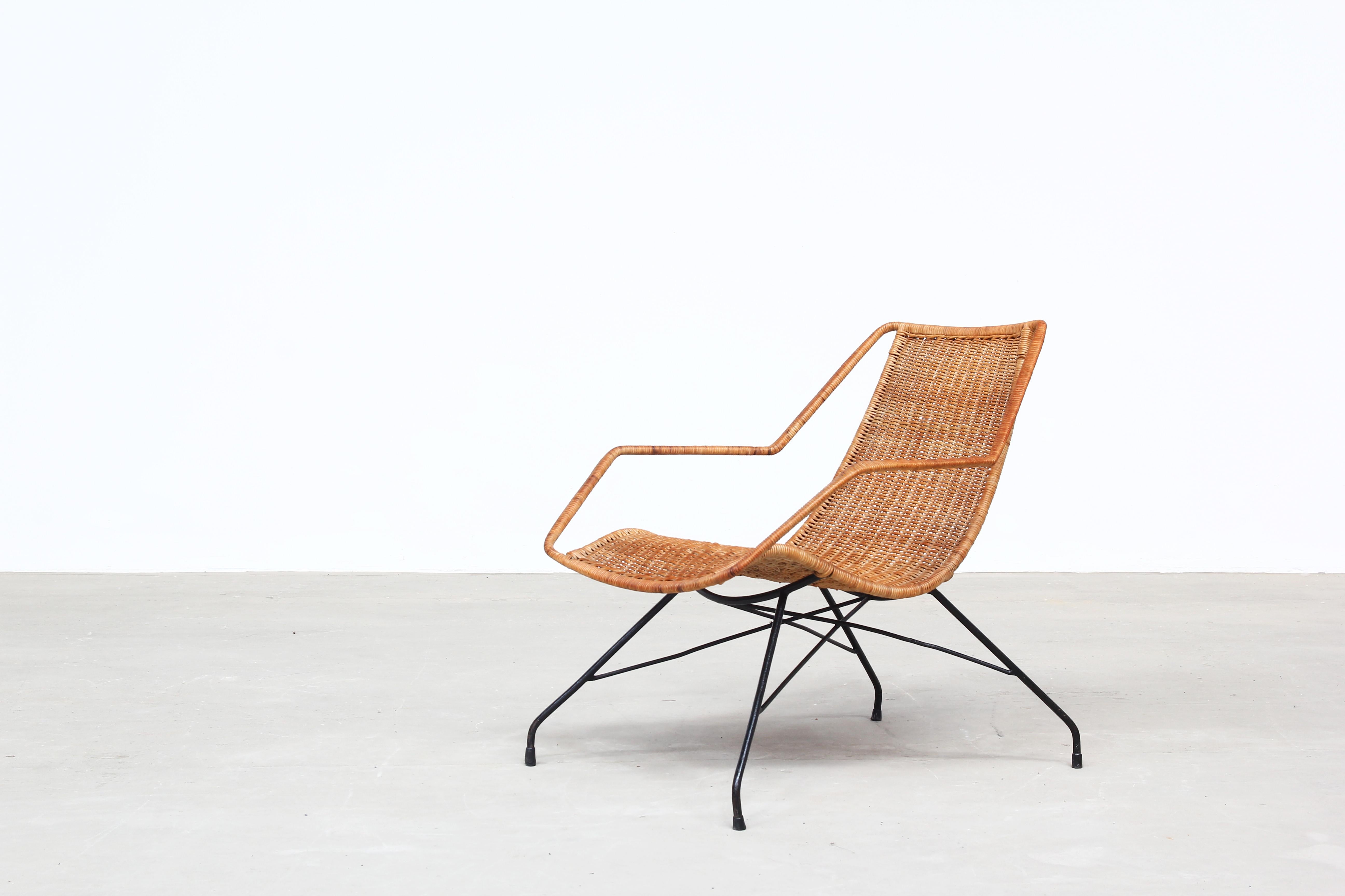 Lounge chair with ottoman by Carlo Hauner & Martin Eisler manufactured in Brasil.
The lounge chairs comes with a light metal frame and a rattan mesh in a very good condition. Ready for usage.

