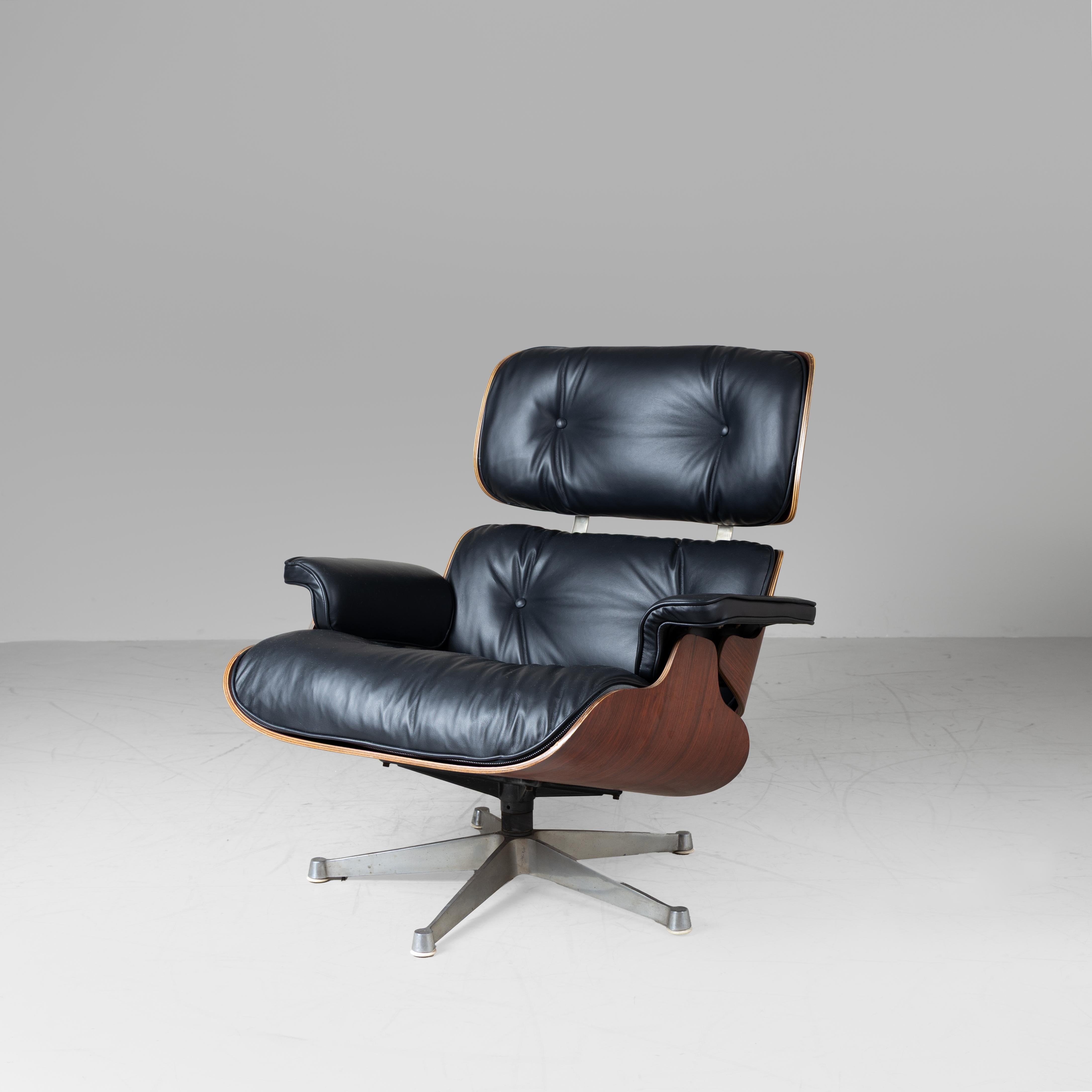 C'est peut-être le fauteuil de rêve de chacun d'entre nous. La chaise longue et l'ottoman Eames sont des meubles en contreplaqué moulé et en cuir, conçus par Charles et Ray Eames pour la société d'ameublement Herman Miller. Ils sont officiellement
