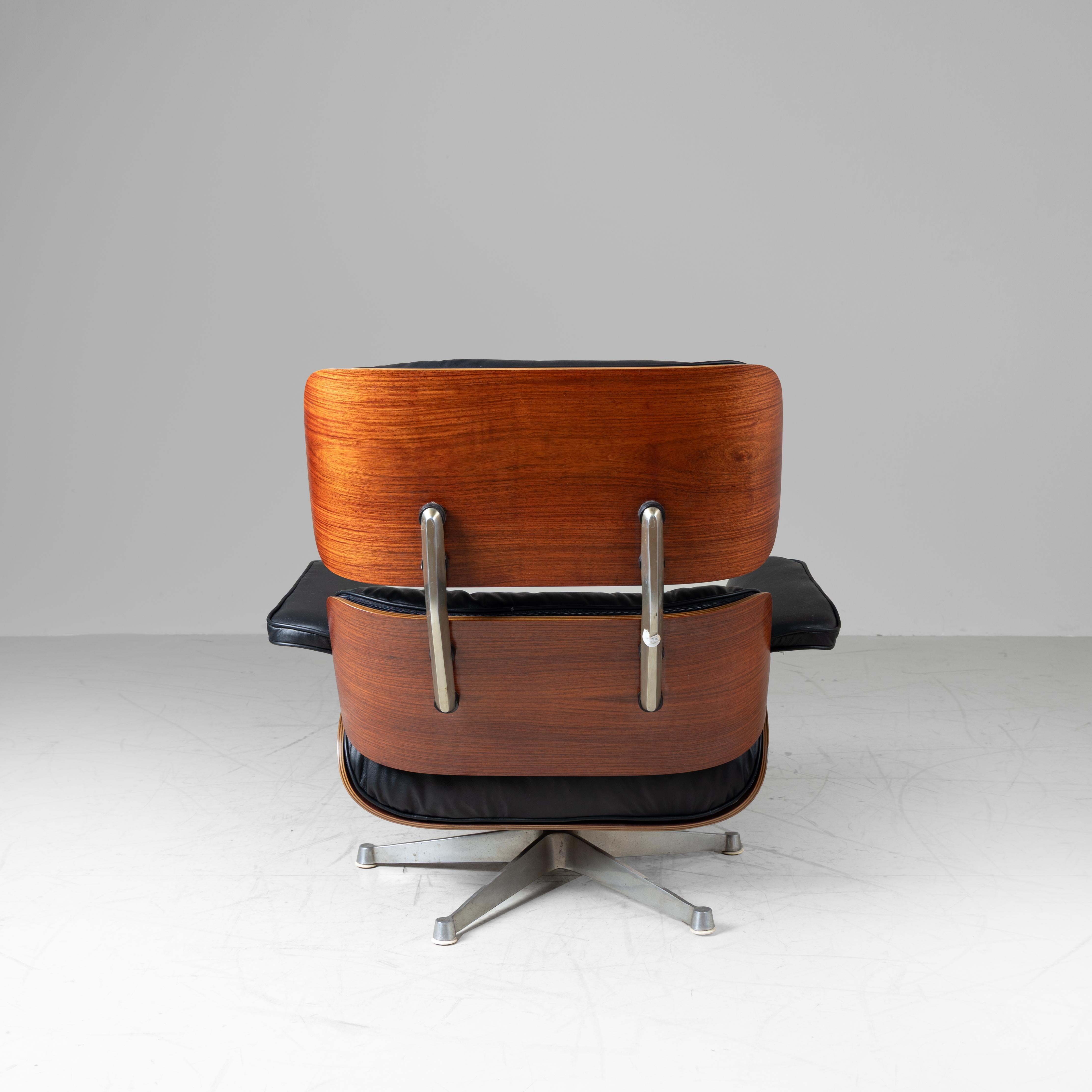 Chaise longue avec pouf, Charles et Ray Eames, Knoll Bon état - En vente à Milano, Lombardia