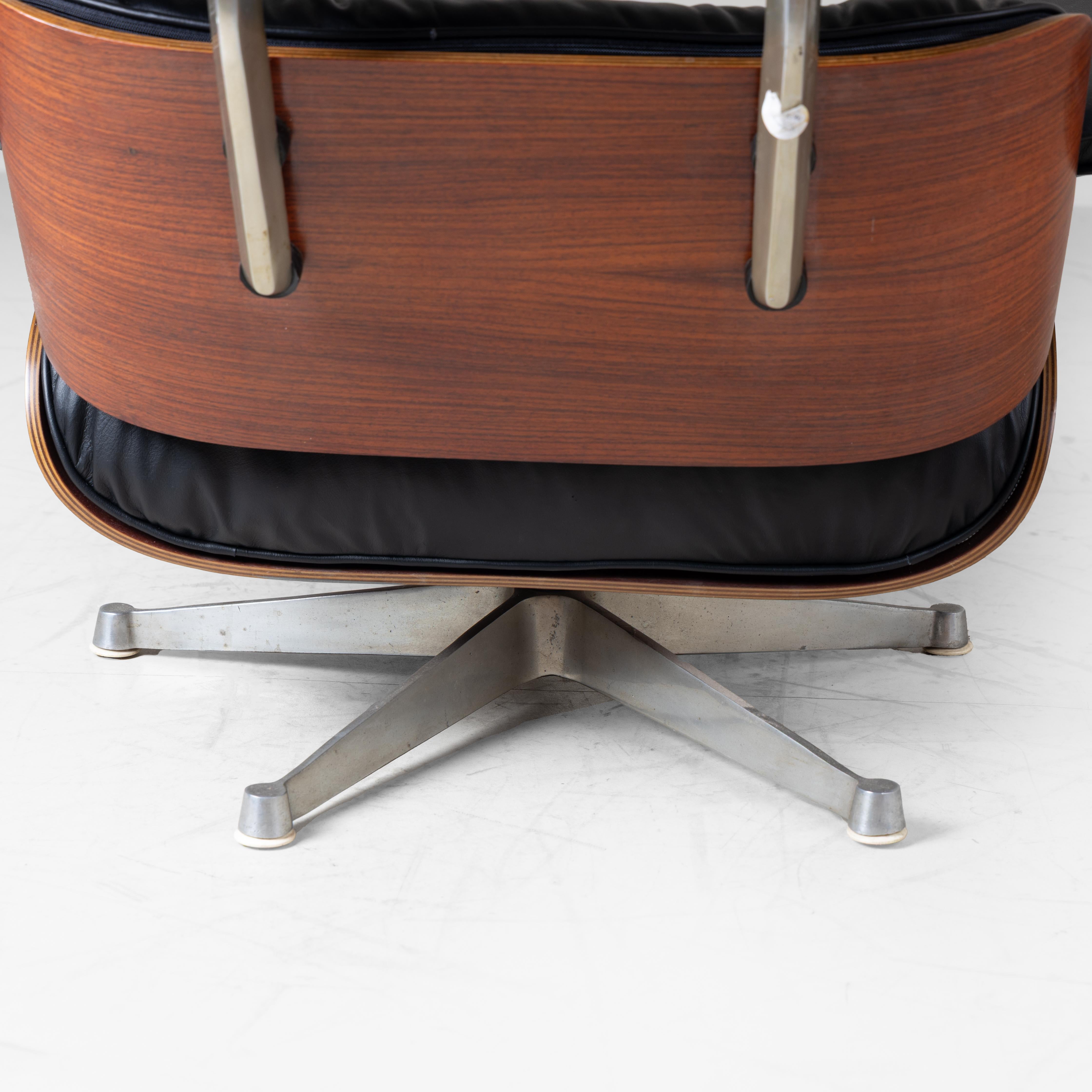 Cuir Chaise longue avec pouf, Charles et Ray Eames, Knoll en vente