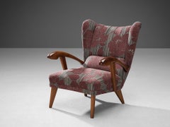 Fauteuil de salon avec tapisserie à fleurs violettes