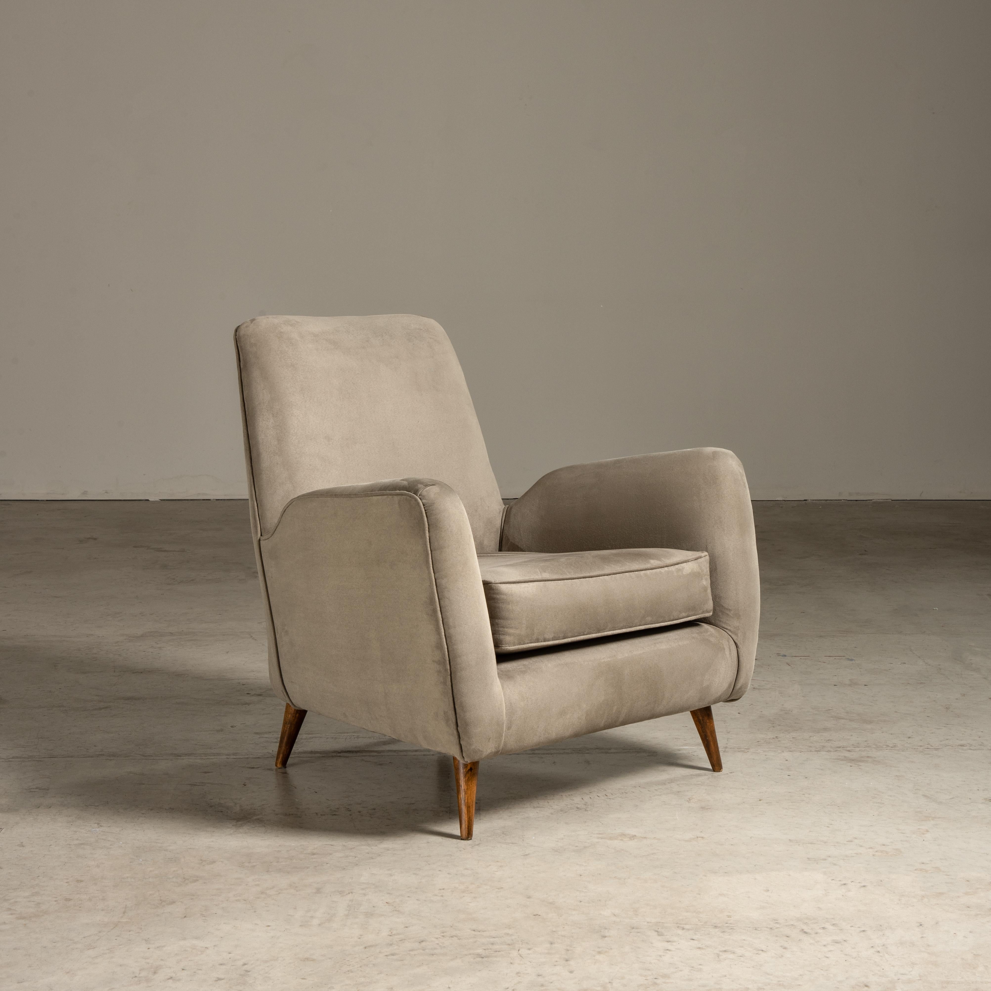 Dieser elegante Loungesessel, entworfen von Giuseppe Scapinelli, ist ein exquisites modernes Möbelstück aus der Mitte des 20. Jahrhunderts, das die elegante Verbindung von Stoff und Holz zur Geltung bringt. Dieser Sessel ist ein Beispiel für das