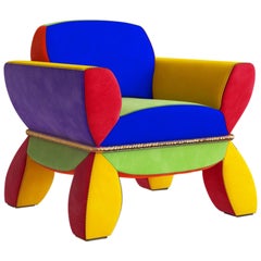 Fauteuil de salon tapissé en daim rouge, jaune, bleu, vert et violet avec détails en laiton