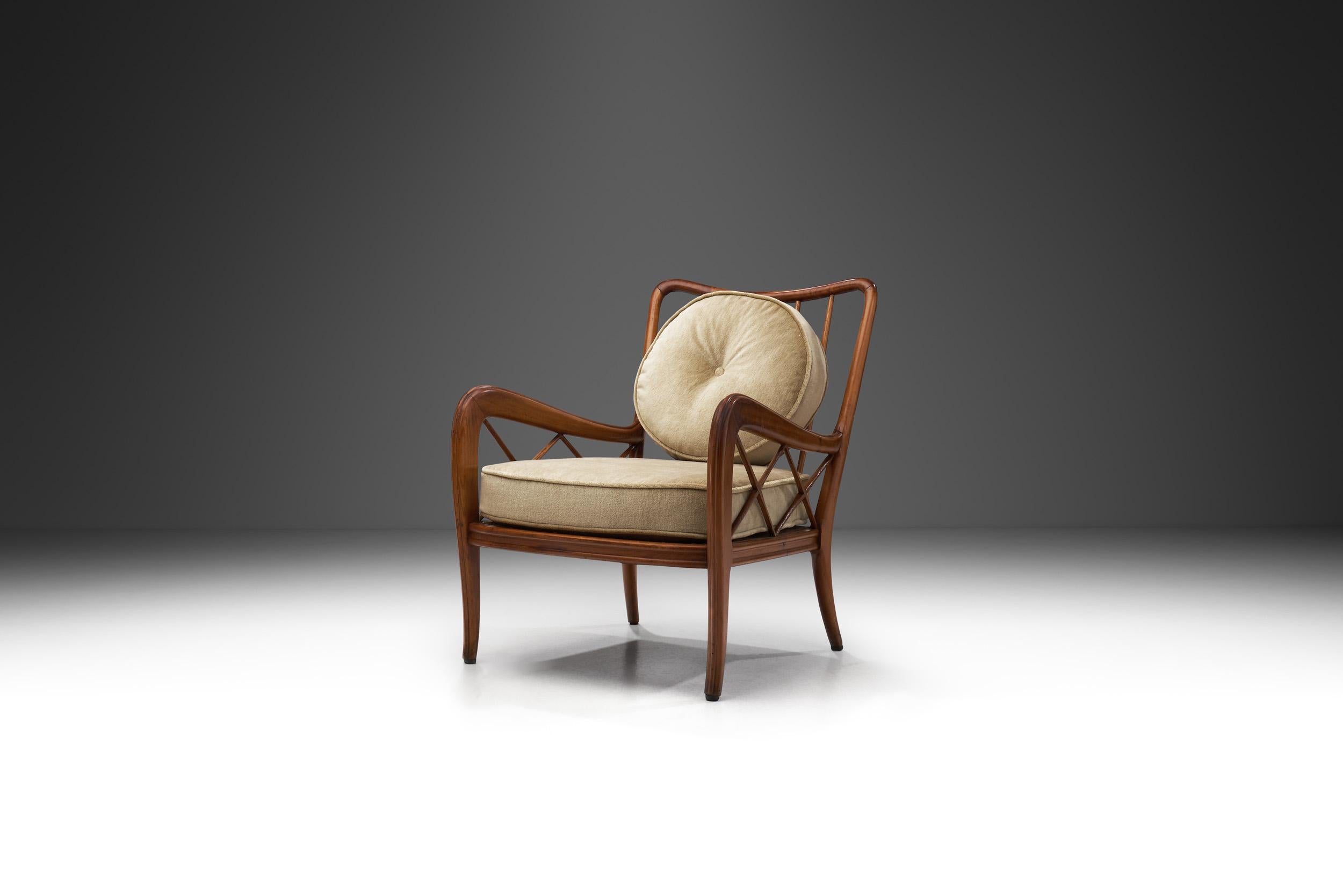 Die Möbel der italienischen Moderne zeichnen sich durch einzigartiges Design, perfekte Ausführung und Exklusivität aus. Dieser Loungesessel, der der italienischen Design-Ikone Paolo Buffa zugeschrieben wird, ist ein echtes Zeugnis der glorreichen
