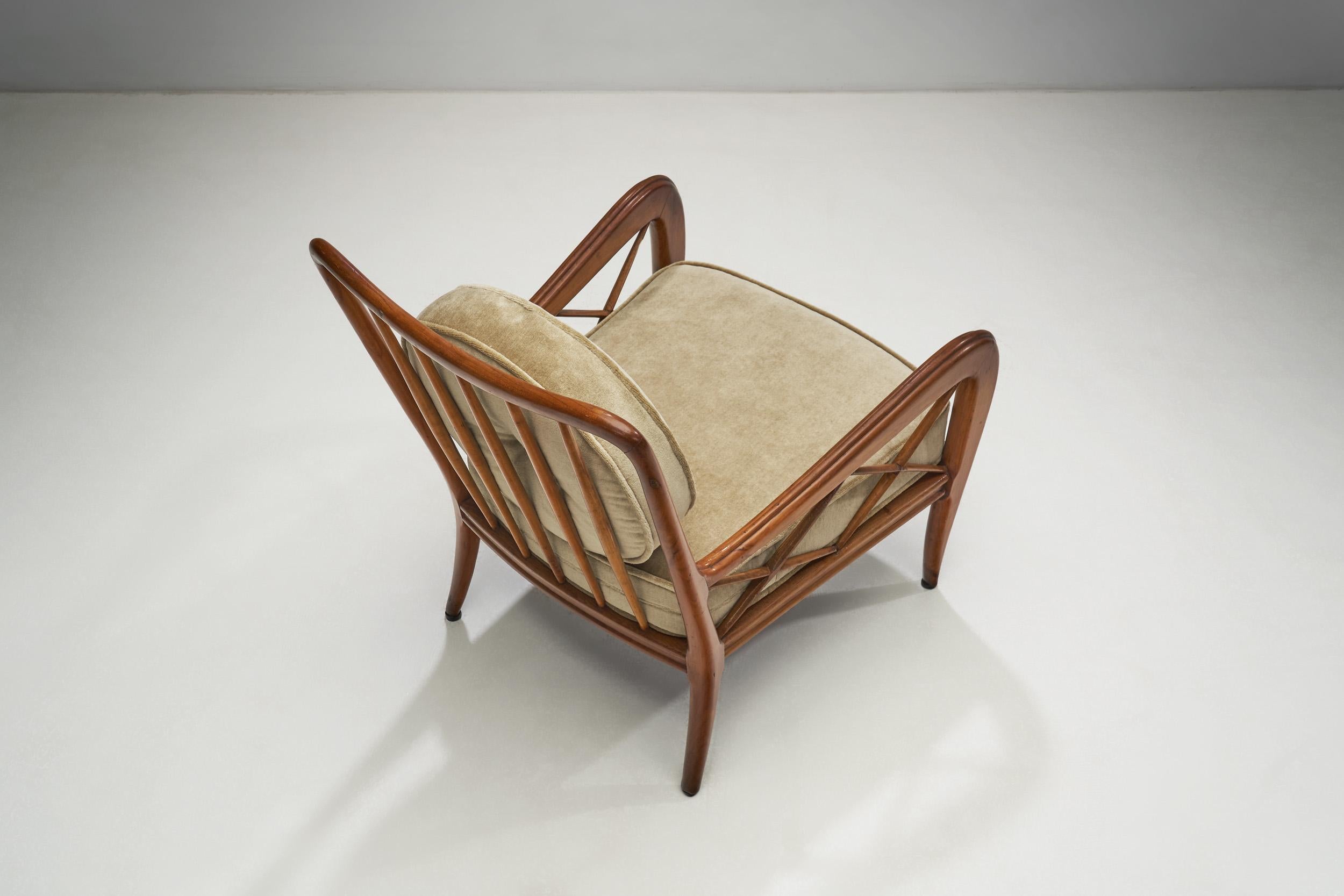 Mid-20th Century Lounge Chair with Upholstered Cushions Attributed to Paolo Buffa, Italy 1940s For Sale