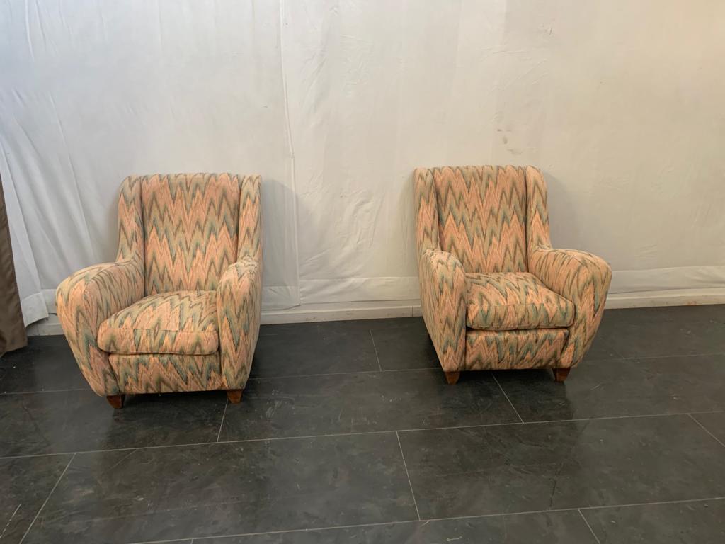Coppia di poltrone degli anni '40 in ottime condizioni, sia nella lavorazione del legno che nella tappezzeria. Il tessuto alla base presenta alcune macchie di umidità e deve essere sostituito.
Struttura in legno massiccio con cinghie e molle,