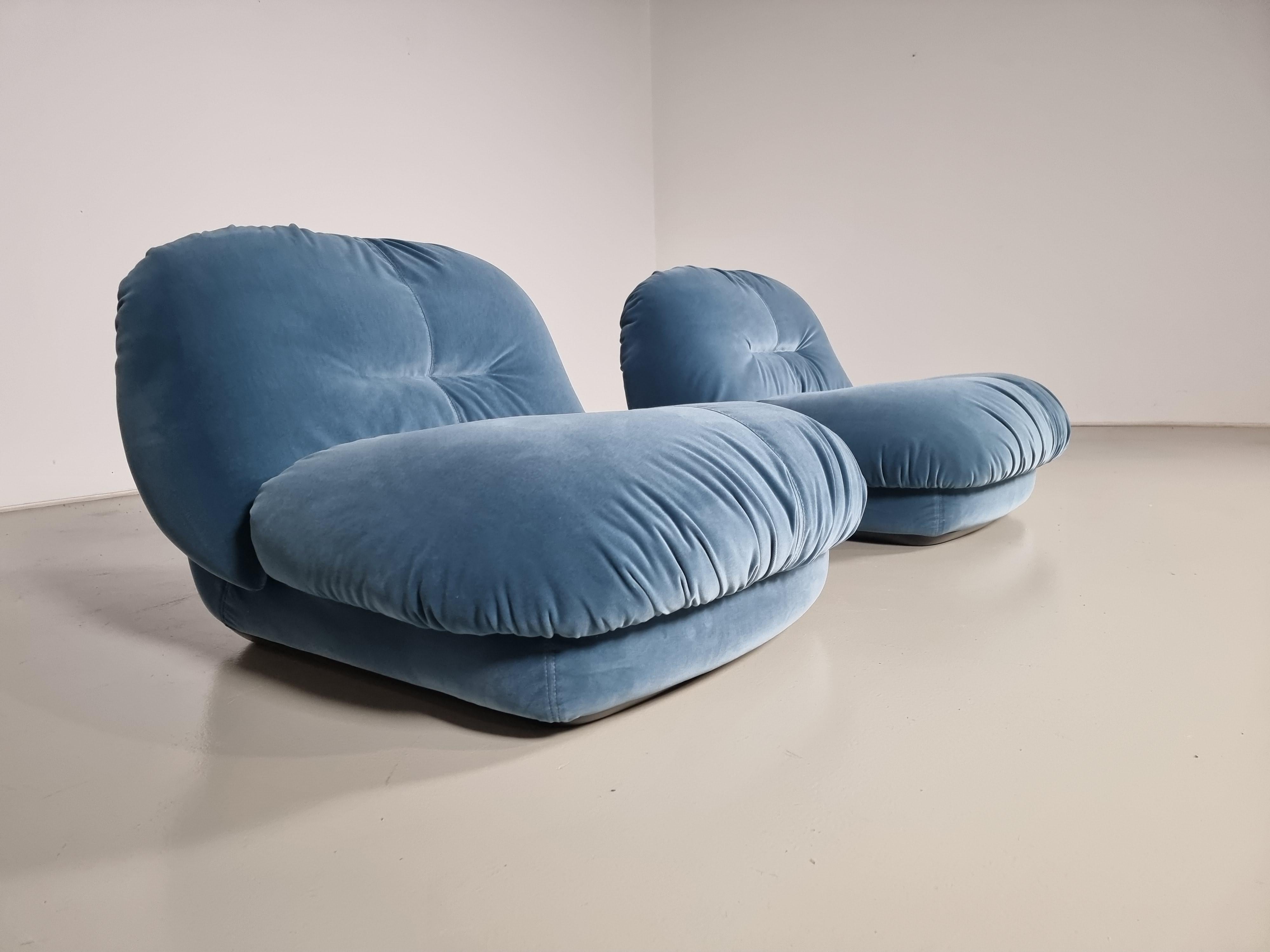 Alberto Rosselli, Saporiti, lounge chairs, 1970s.

These rare lounge chairs are similar to Pierre Paulin’s ‘Pacha’ easy chair. This example also consists of a round seat and backrest on a low base. The bulky, rounded seat has an inviting character.
