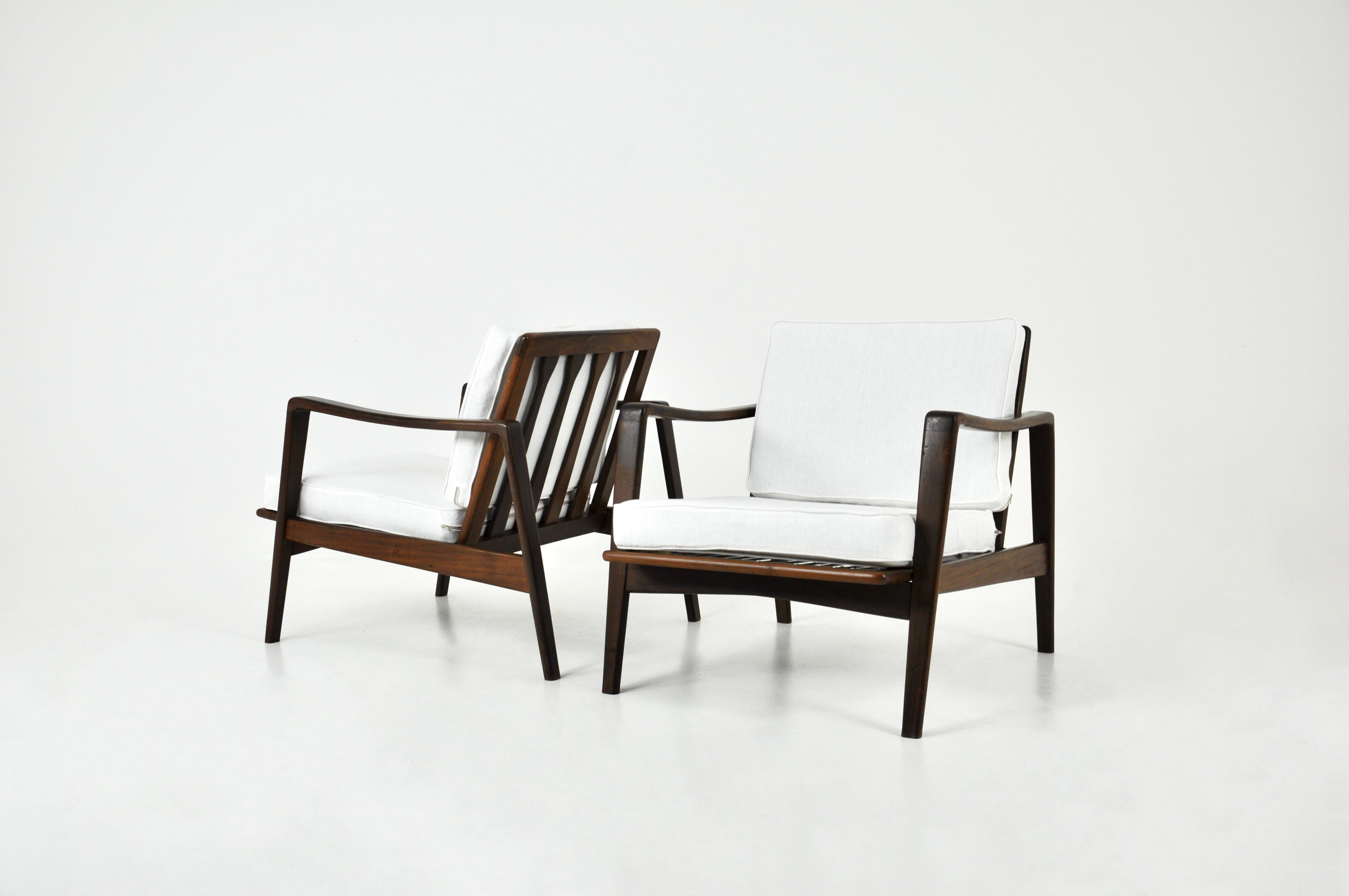 Pair of wooden armchairs by Arne Wahl Iversen. Foam seat covered with white removable fabric. Measurements: Seat height 39 cm. Wear due to time and age.
For shipping, request us for receive the best price.