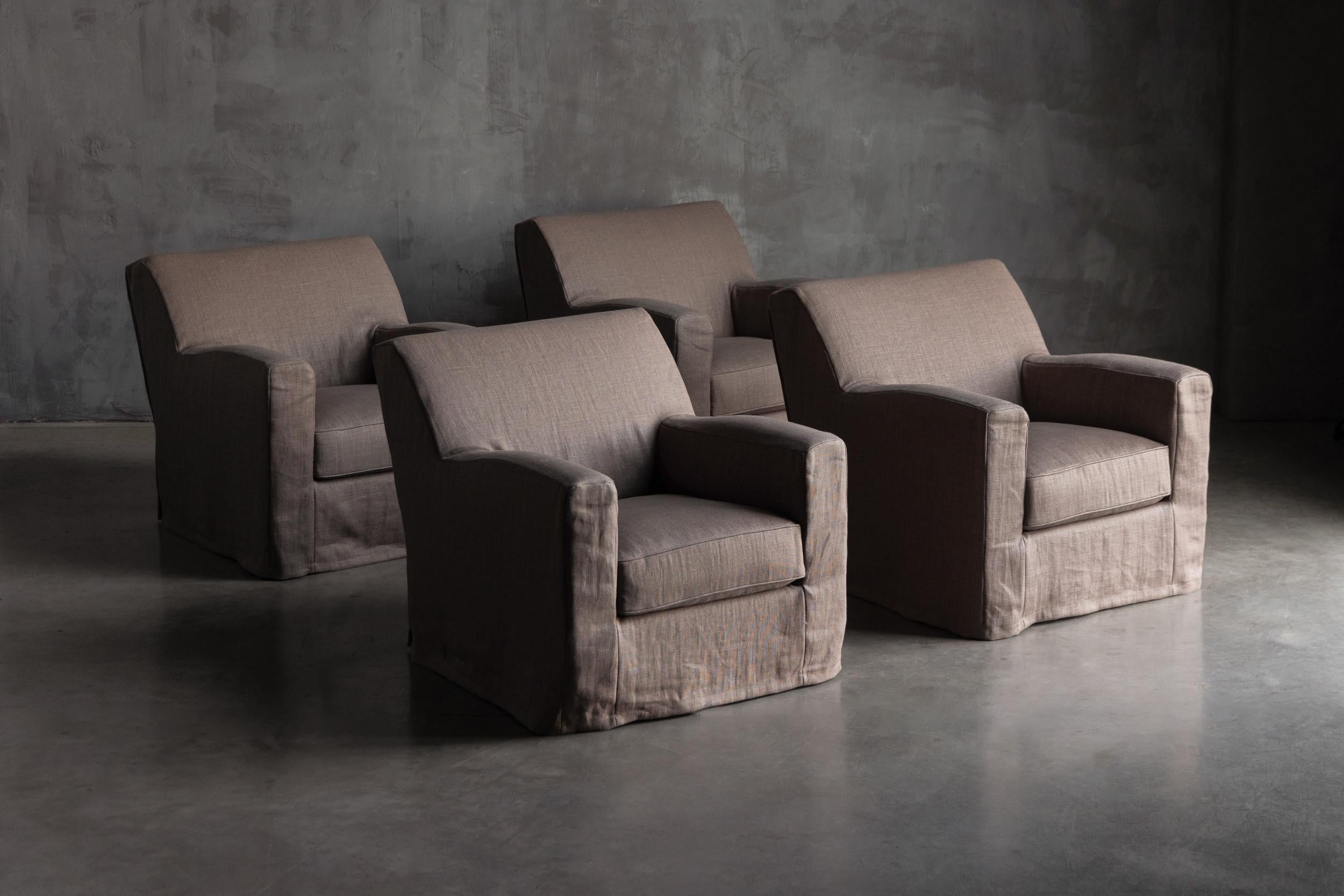 Queste poltrone Christian Liaigre fondono le silhouette classiche con le linee raffinate e architettoniche per cui la casa è nota. Rivestite in un leggero tessuto lilla, incarnano un lusso sereno e discreto che ricorda l'estetica calma e naturale di