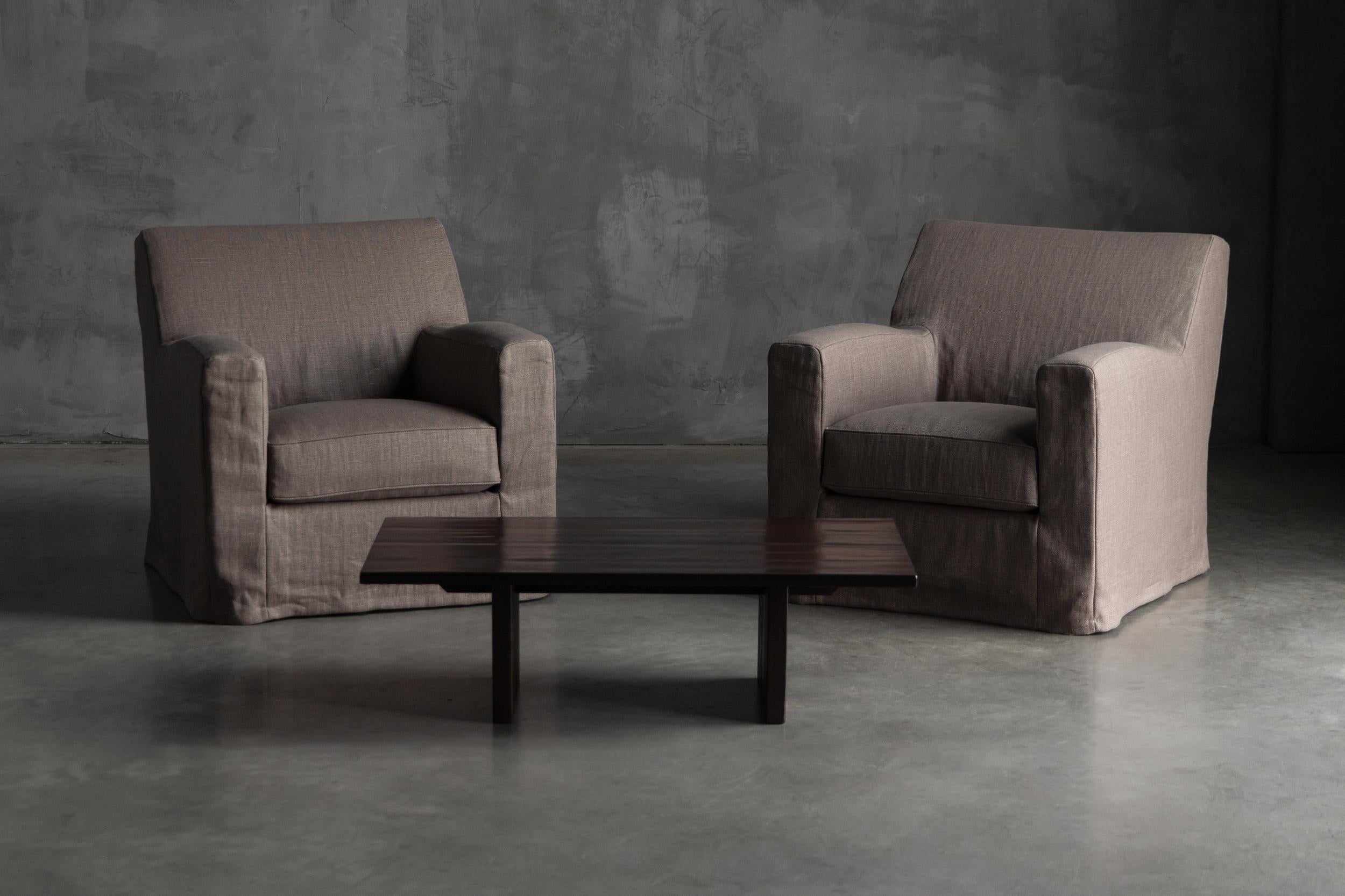 Diese Sessel von Christian Liaigre vereinen klassische Silhouetten mit den raffinierten, architektonischen Linien, für die das Haus bekannt ist. Mit einem hellen fliederfarbenen Stoff gepolstert, verkörpern sie einen ruhigen, unaufdringlichen Luxus,