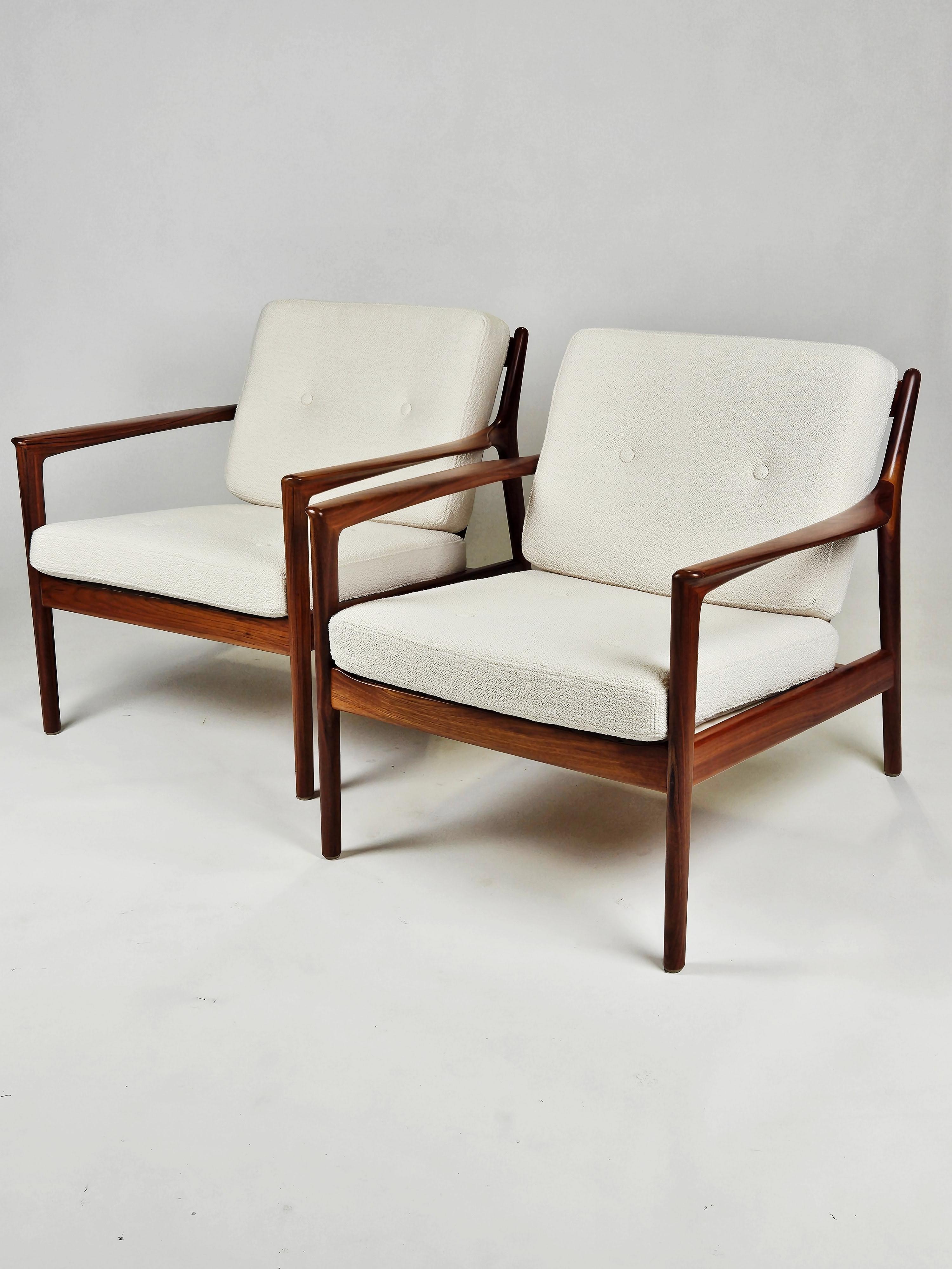 Folke Ohlssons classic lounge chair 'USA 75', produced by DUX, Sweden, during the 1960s.

This pair is in excellent condition with a exceptional walnut frame. Upholstered in high quality bouclé fabric. 
