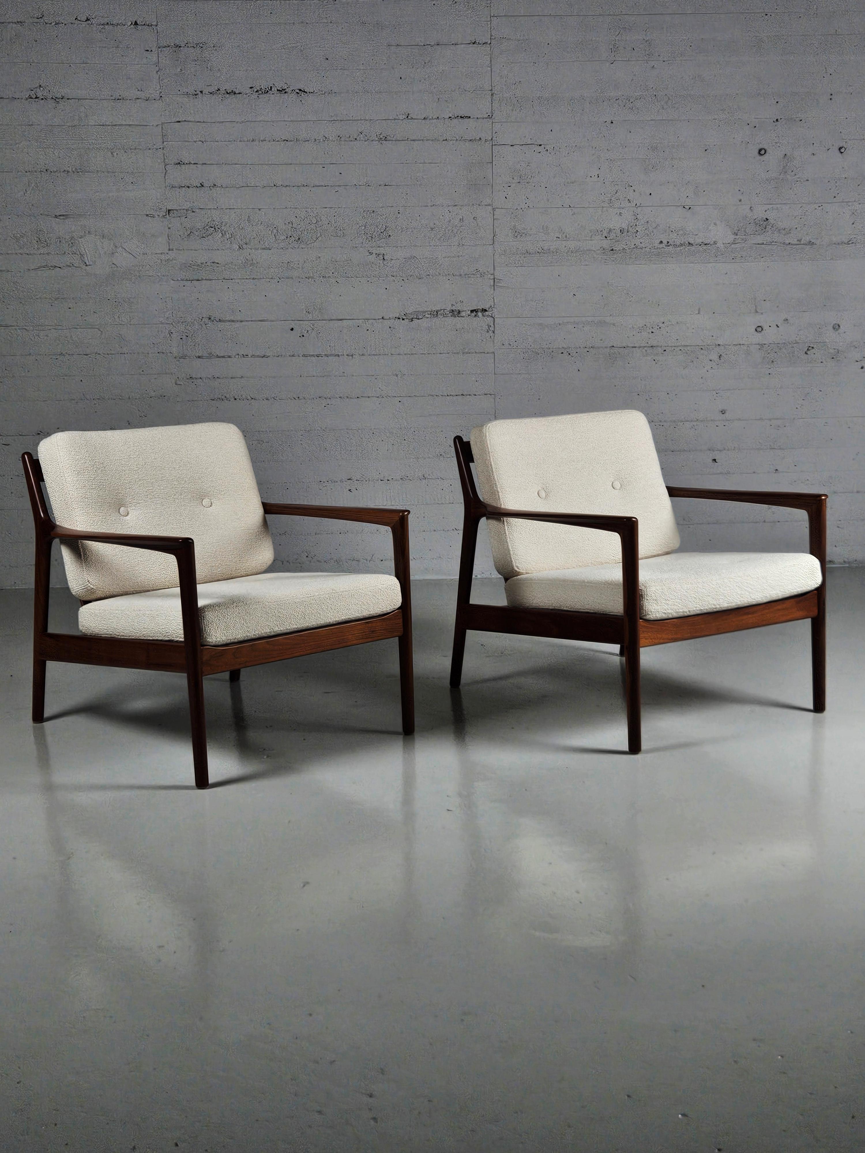 Folke Ohlssons classic lounge chair 'USA 75', produced by DUX, Sweden, during the 1960s.

This pair is in excellent condition with a exceptional walnut frame. Upholstered in high quality bouclé fabric. 
