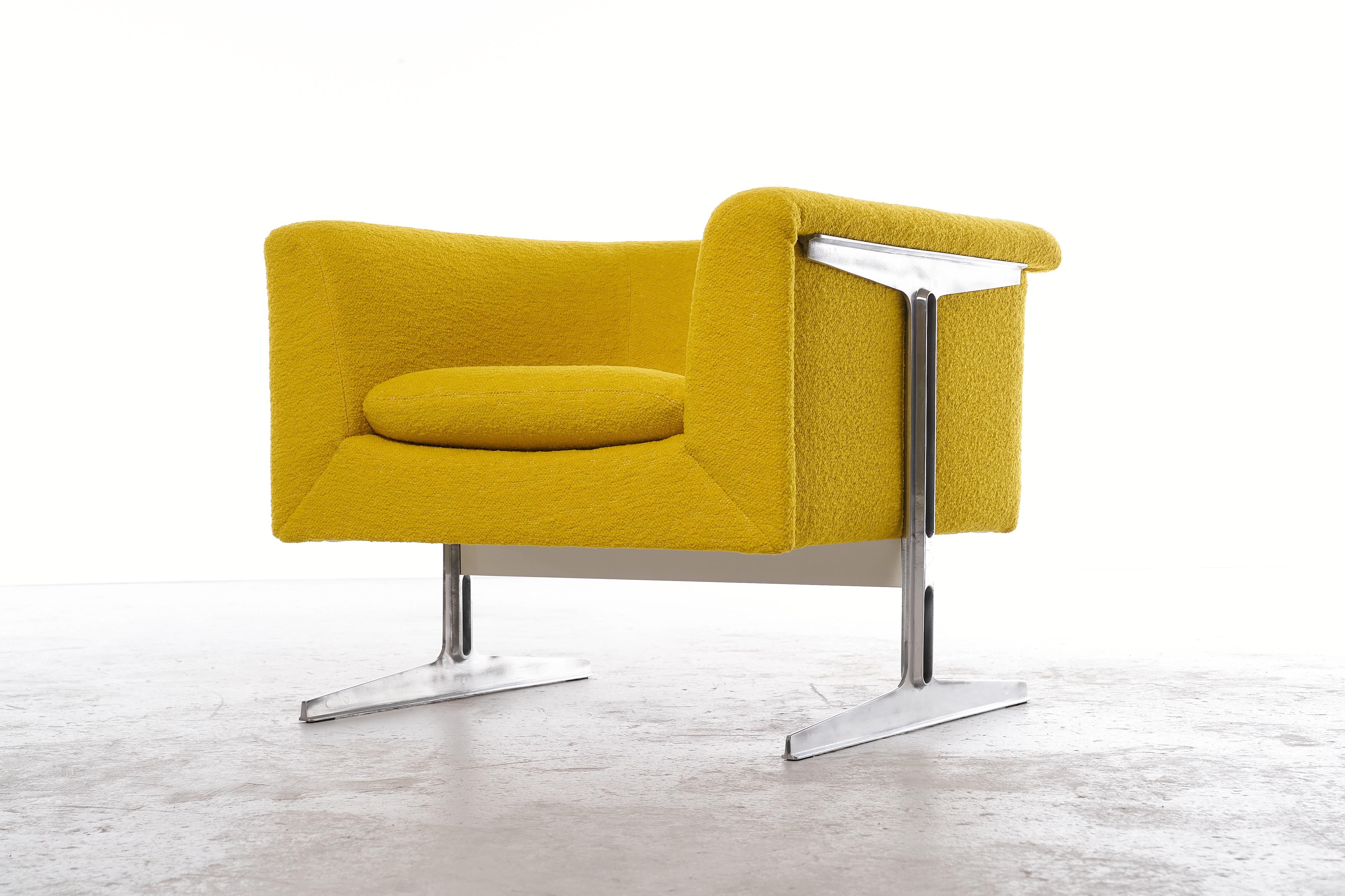Ein außergewöhnliches Beispiel für italienisches Mid-Century-Modern-Design: seltene Lounge-Sessel von Ico Parisi für MIM. Die Beine sind aus Aluminiumguss und der Sitz und die Rückenlehne wurden neu mit Dedar Stoff gepolstert. 


Dieser Loungesessel