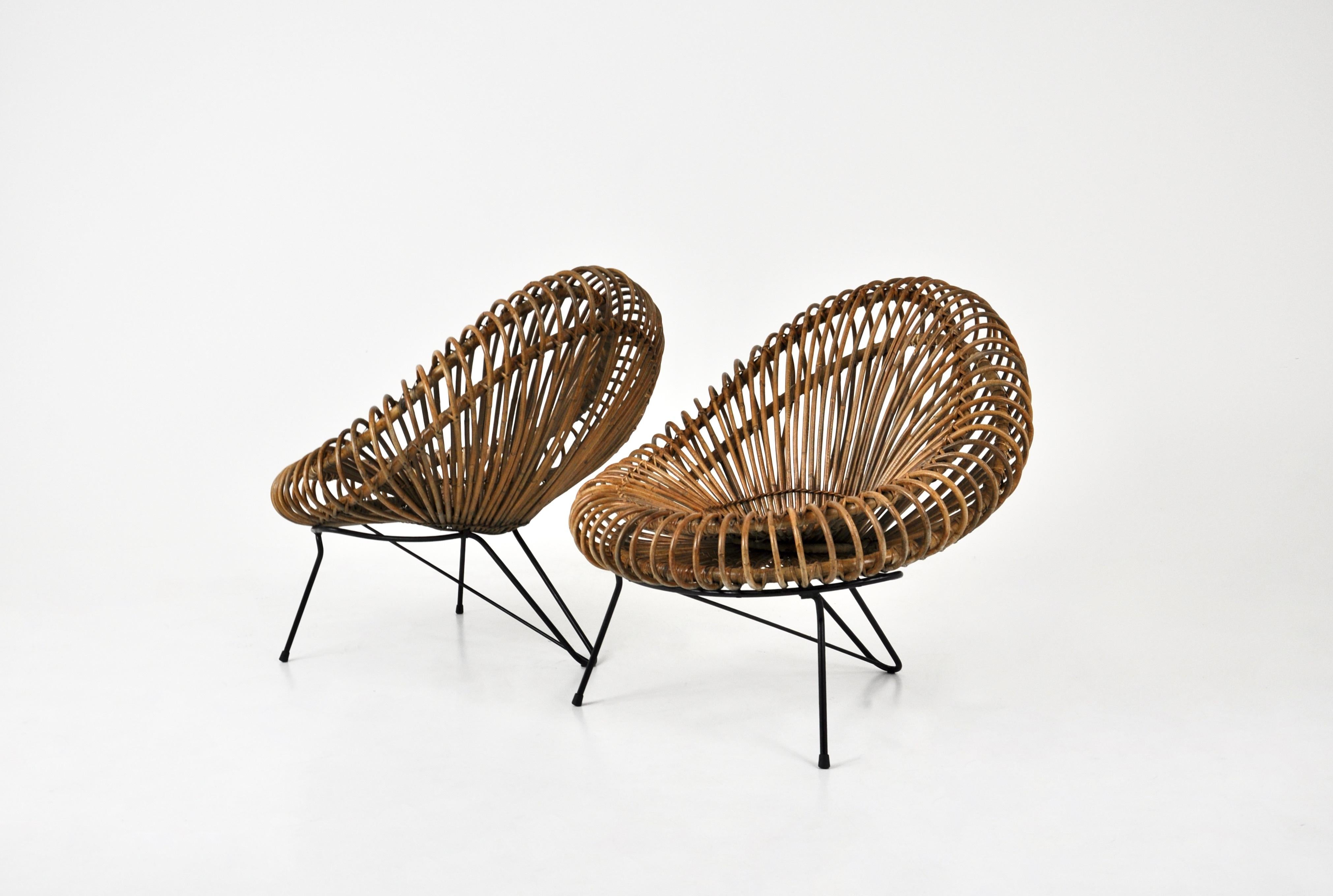 Pareja de sillas de ratán con patas de metal negro diseñadas por Janine Abraham y Dirk Jan Rol y fabricadas por Edition Rougier en la década de 1950. Altura del asiento: 42 cm. Desgaste debido al tiempo y a la edad de las sillas
Para el envío,