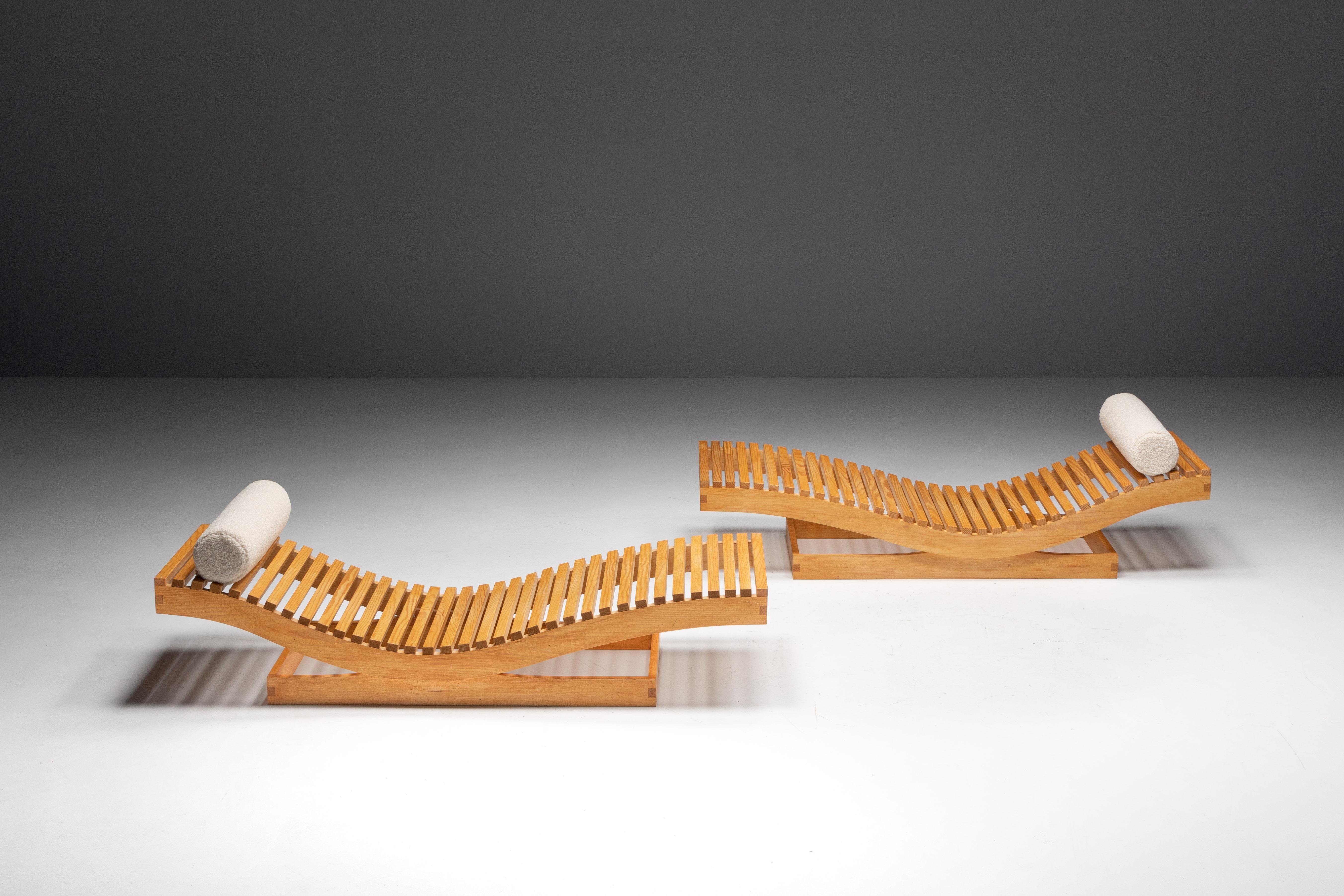 Die kultigen Chaiselongues von Maison Regain, die in den 1970er Jahren in Frankreich aus Massivholz gefertigt wurden, werden von einem luxuriösen Bouclé-Kopfkissen begleitet, das für zusätzlichen Komfort und Stil sorgt. Dieses Möbelstück eignet sich