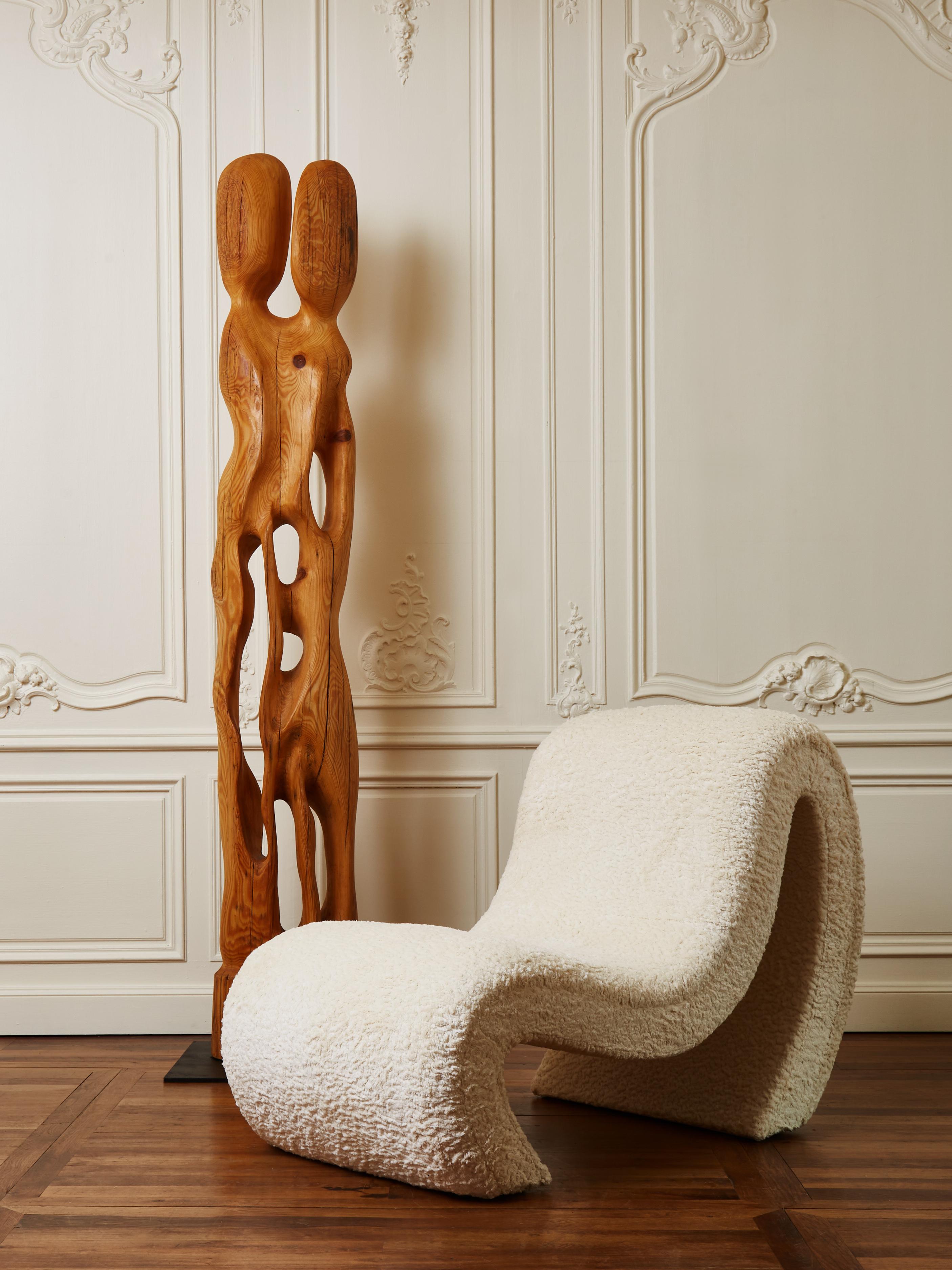 Elegantes Paar Loungesessel, bezogen mit einem Stoff von Loro Piana.
Gestaltung durch das Studio Glustin.
Frankreich, 2022.