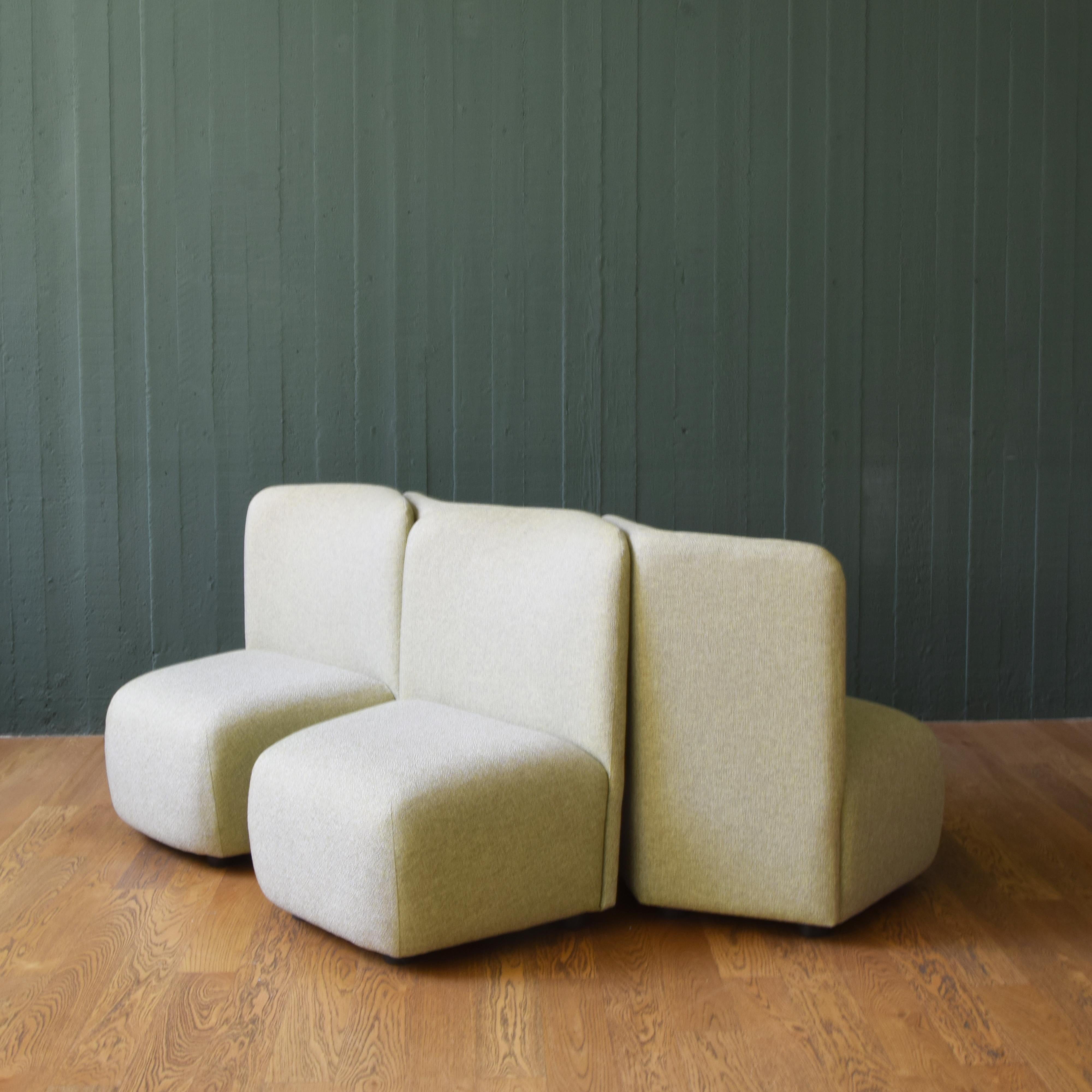 The “Combo” series of armchairs, an expression of essential design and enveloping comfort. Thanks to their intrinsic modularity, these seating units allow for free configuration of your environment, elegantly adapting to the living room, study, or