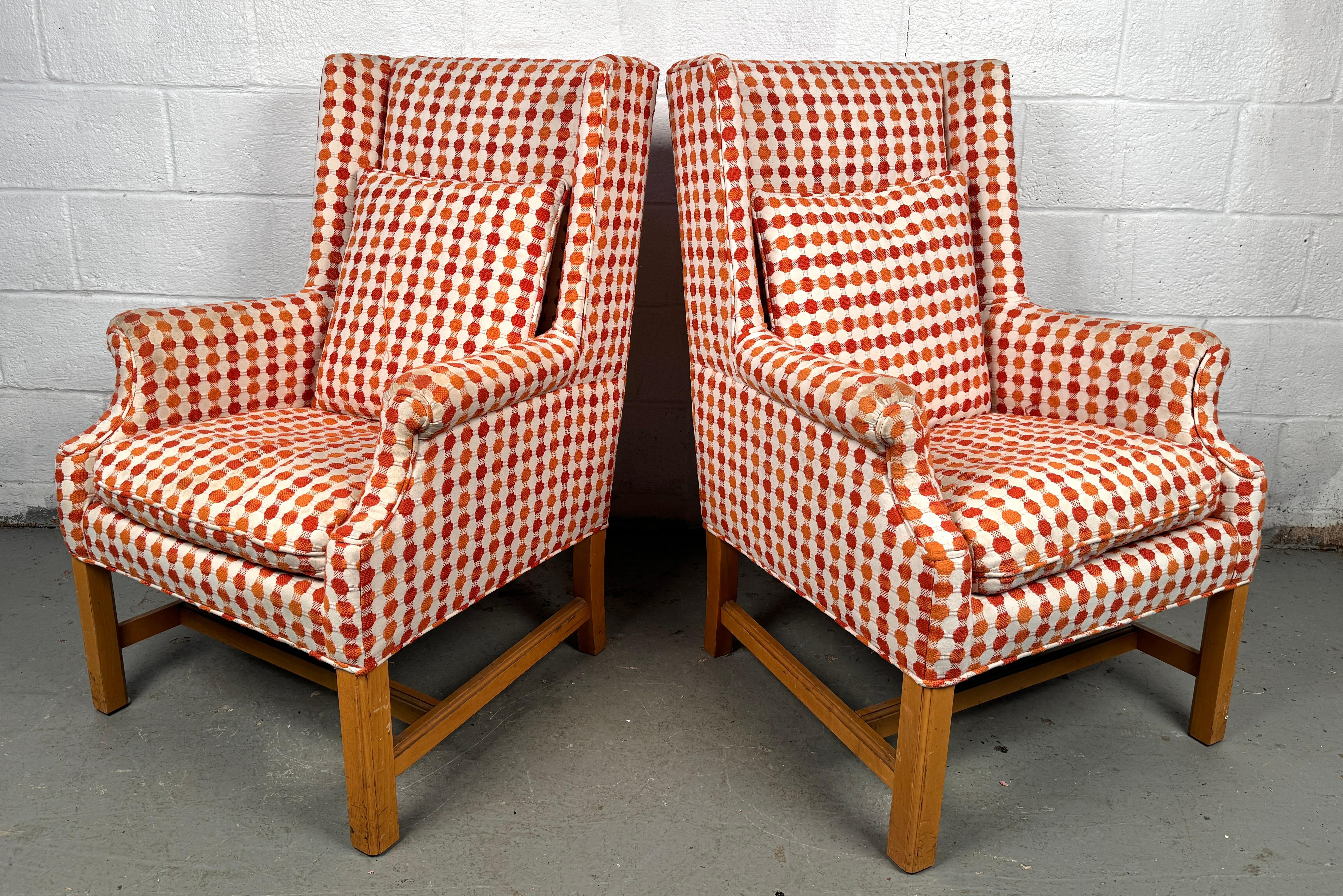 Ein auffälliges Paar dänischer Teakholz-Loungesessel aus der Mitte des Jahrhunderts mit skulpturaler Silhouette und fachmännisch gepolsterten Sitzen. Diese Stühle verbinden klare skandinavische Linien mit ergonomischem Komfort, mit raffinierten