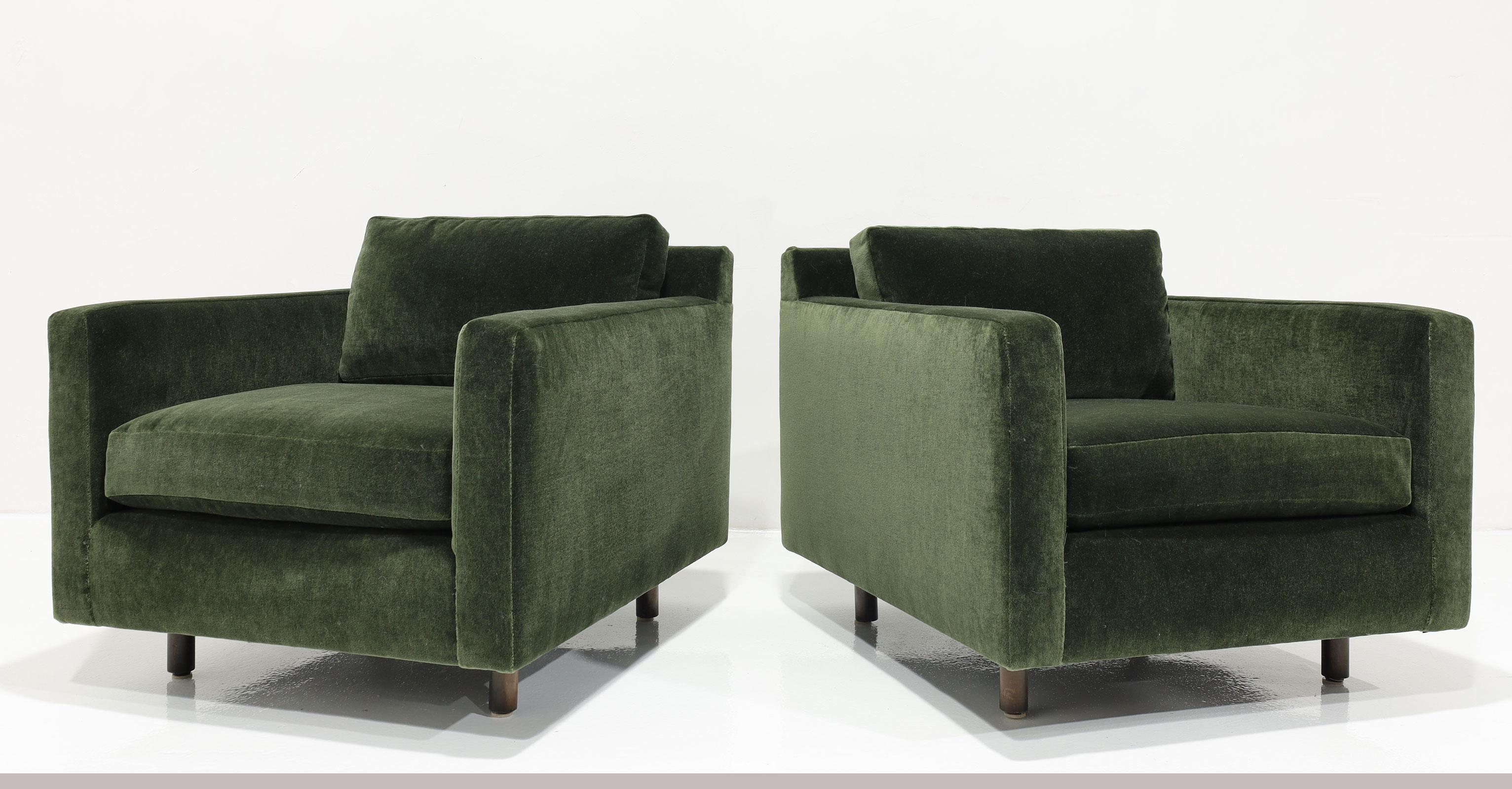 Une magnifique paire de chaises longues de style Harvey Probber en mohair vert forêt. Les chaises sont très confortables. Chaque chaise est soutenue par quatre pieds arrondis en bois d'acajou. Le rembourrage est neuf et la main est très douce. 