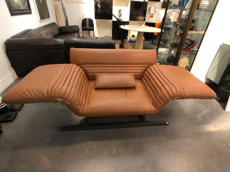 Rare lounge chair in leather by winfried totzek for de sede modèle ds 142.
Early version with the foot in wood and metal.
Very good condition with nice patina.
This finition is very uncommon and much beautiful than the usual one .
Possibility to