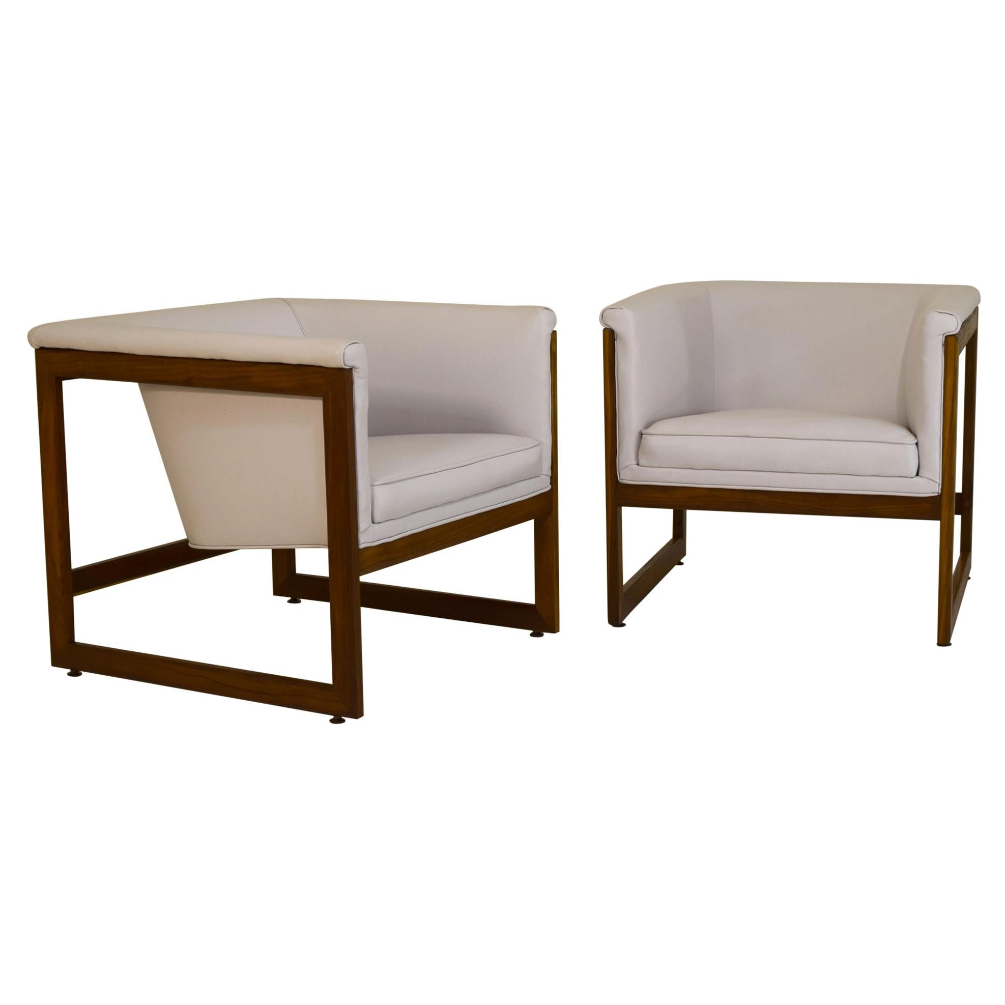 Lounge Chairs in Quartz White Leather and Walnut For Sale
