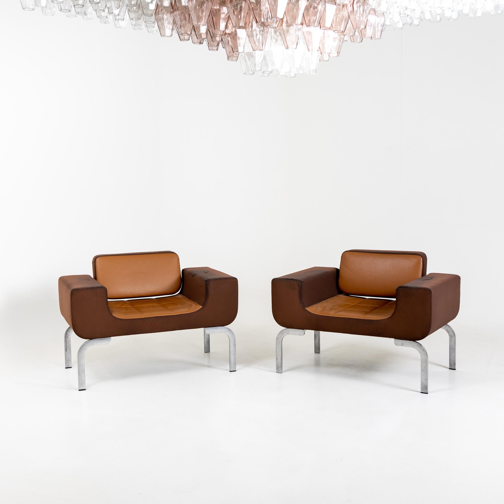 Mid-Century Modern Pair of Brown Lounge Chairs, Fabric and Metal, Italy 1970s For Sale