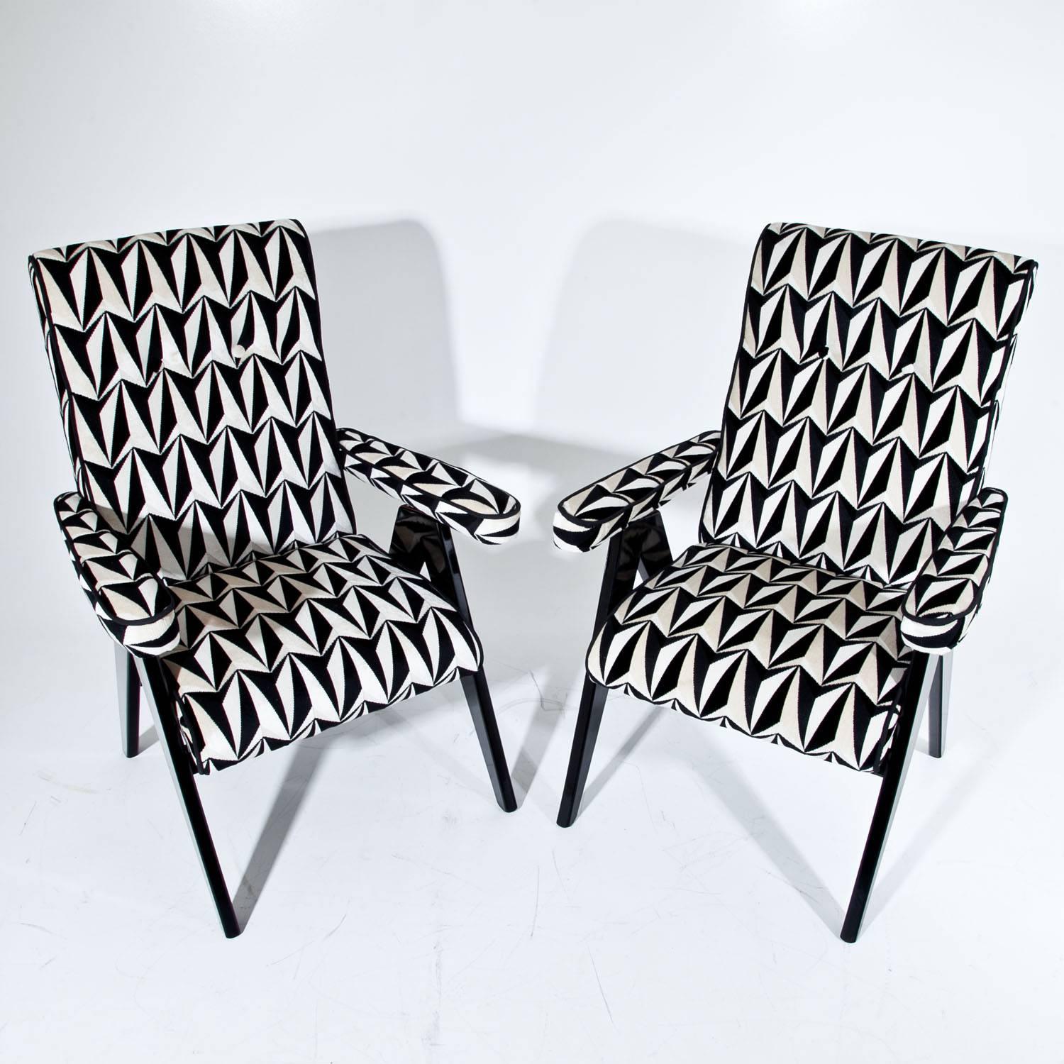 Pair of Italian midcentury armchairs with upholstered seats, backrests and armrests. The seats and backrests were reupholstered with a high quality black-and-white designer fabric by Eley Kishimoto.