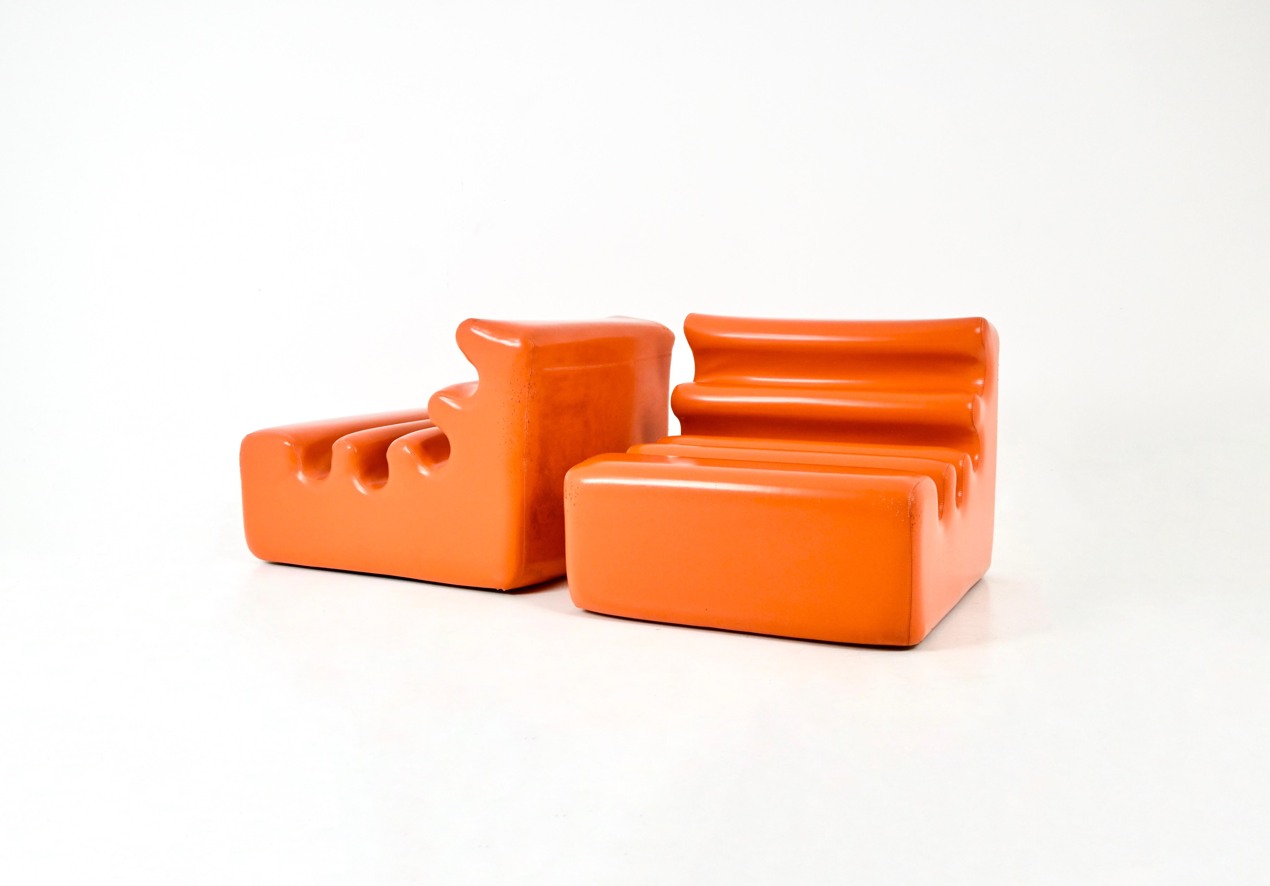 Pair of orange armchairs designed by Liisi Beckmann and manufactured by Zanotta in the '60s, Karelia model. Seat height: 34 cm. Wear due to time and age.
FOR SHIPPING, REQUEST US FOR RECEIVE THE BEST PRICE
